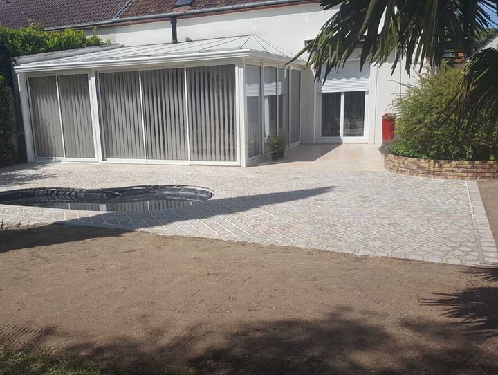 Terrasse en pavés avec un petit bassin