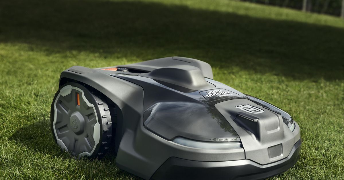 Un robot tondeuse gris.