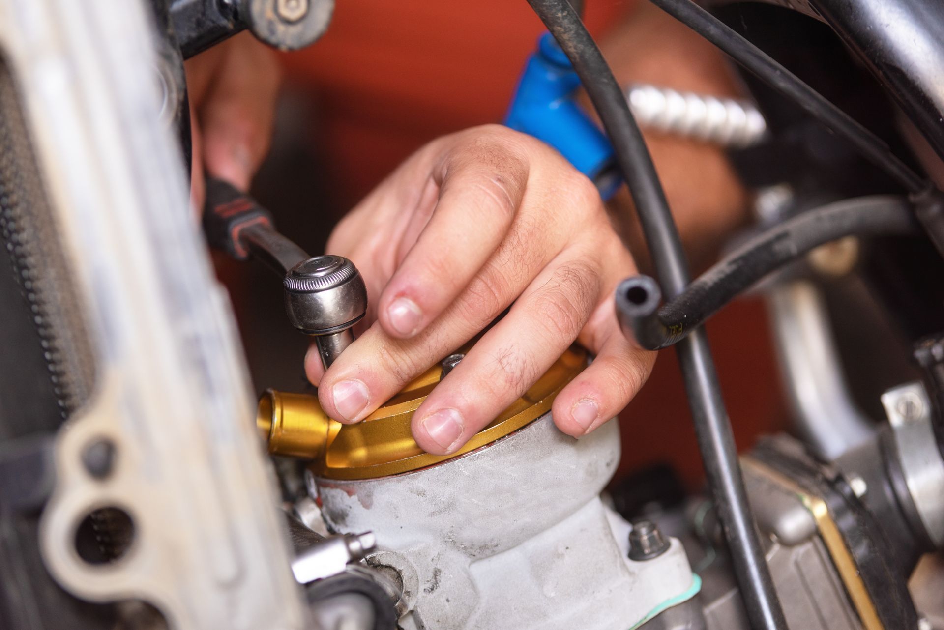 Une personne réparant un équipement mécanique.