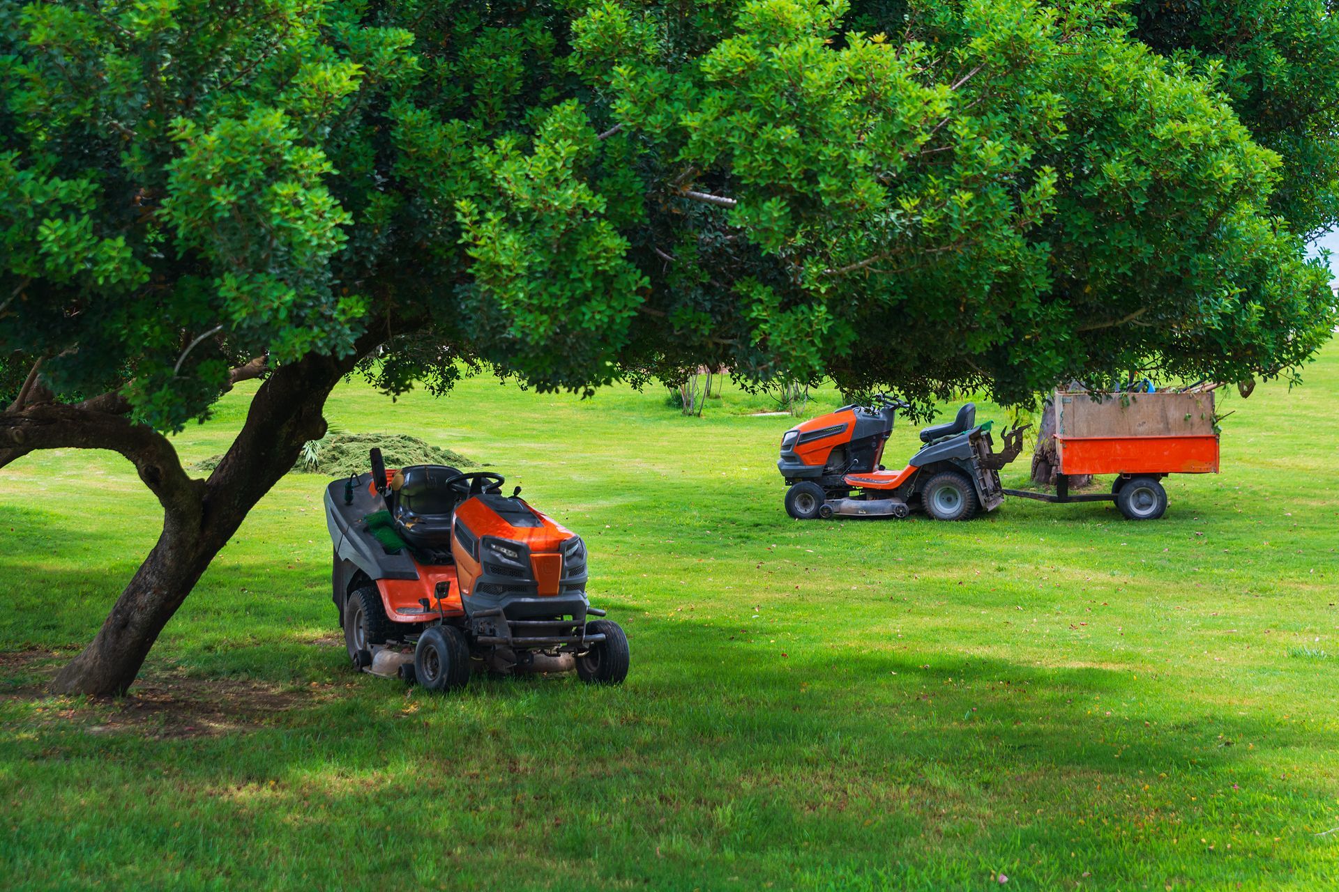 Des tracteurs tondeuses.