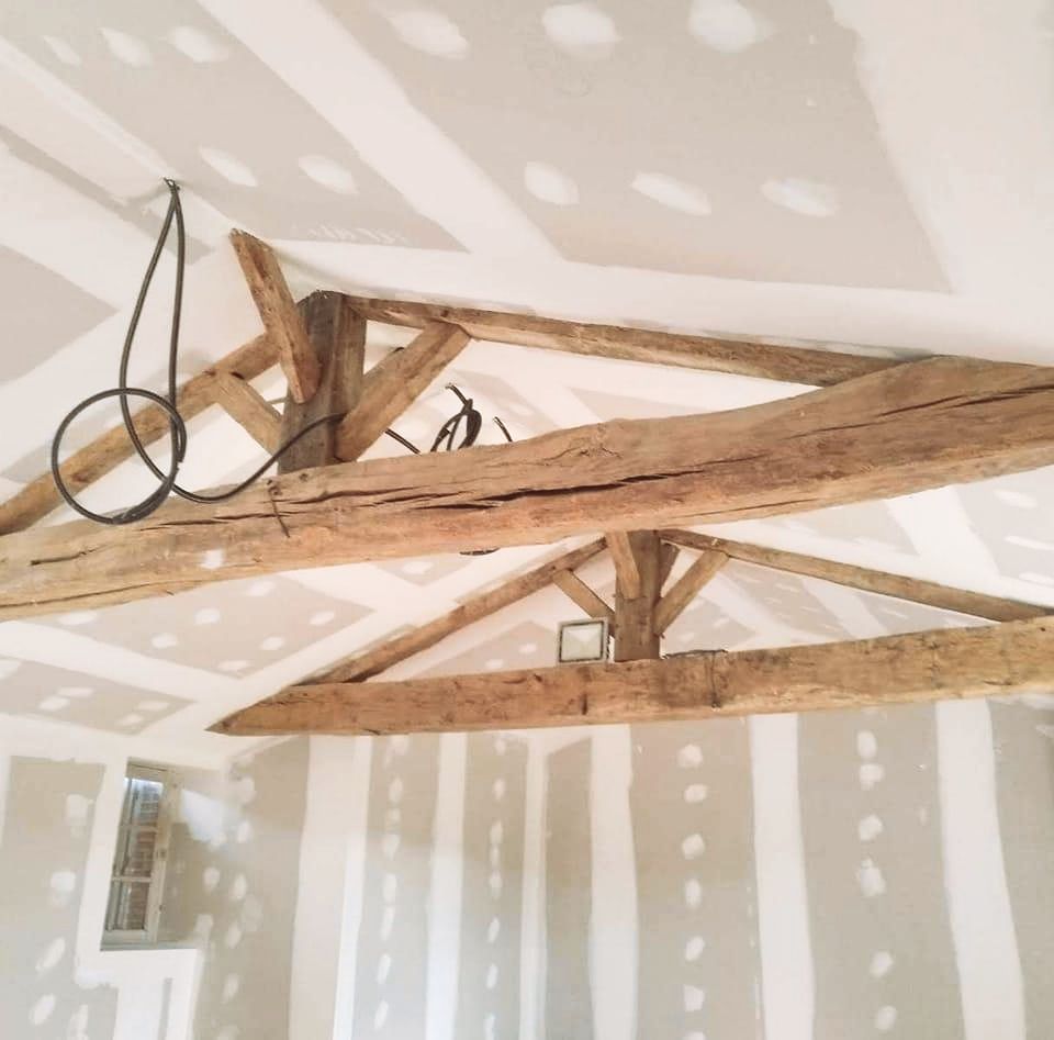 Charpente en bois visible dans un espace en rénovation