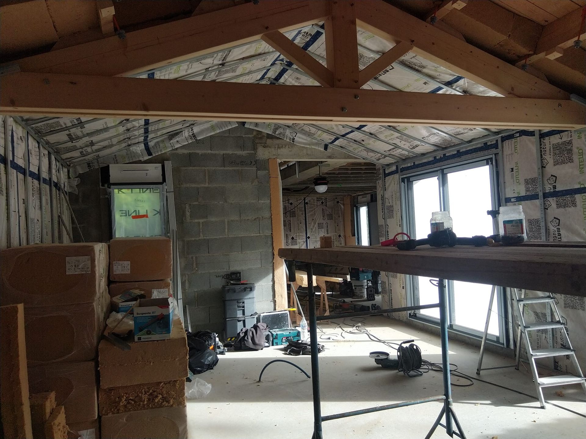 Espace en rénovation avec un escabeau