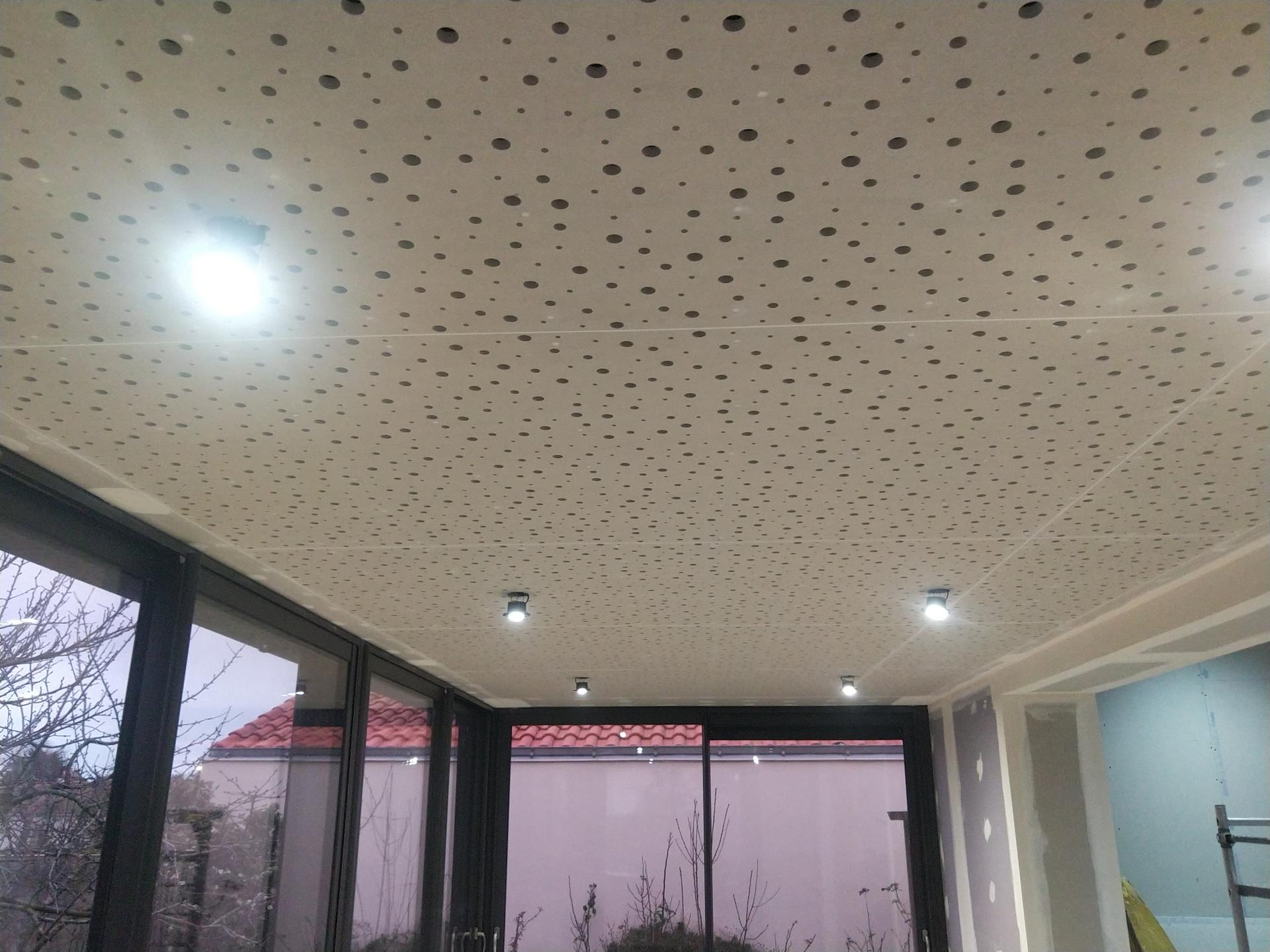 Pose de plafond avec des paillettes de couleurs