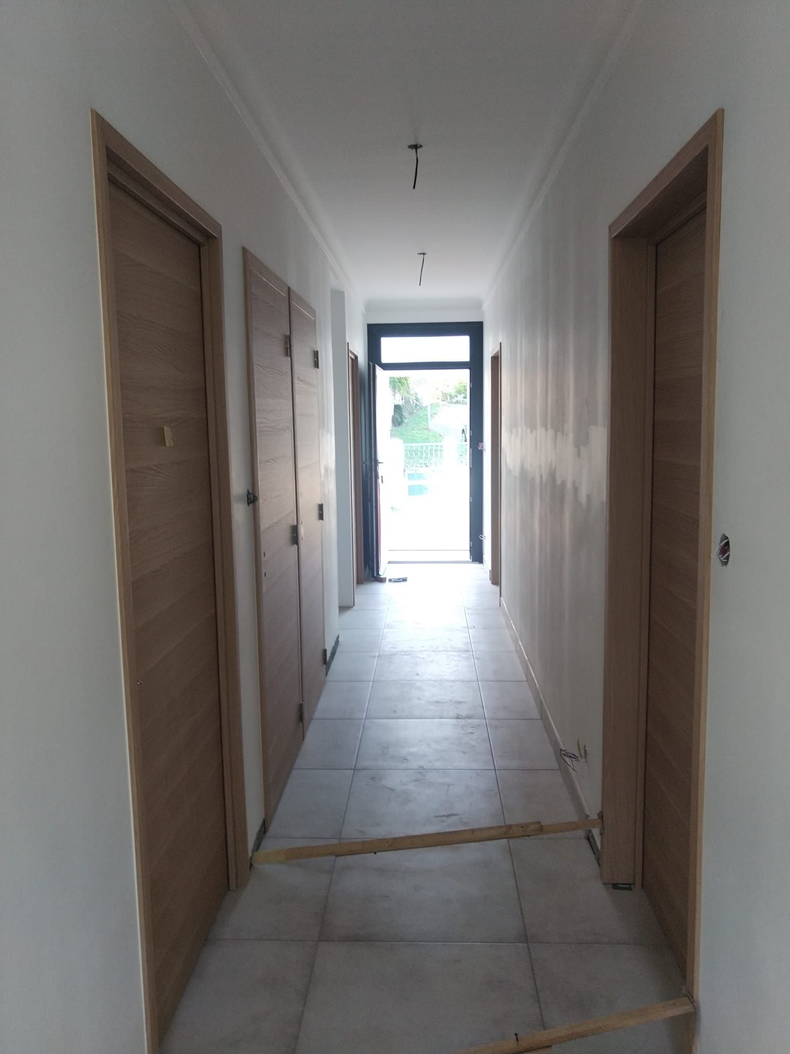 Couloir avec une porte ouverte toute au fond
