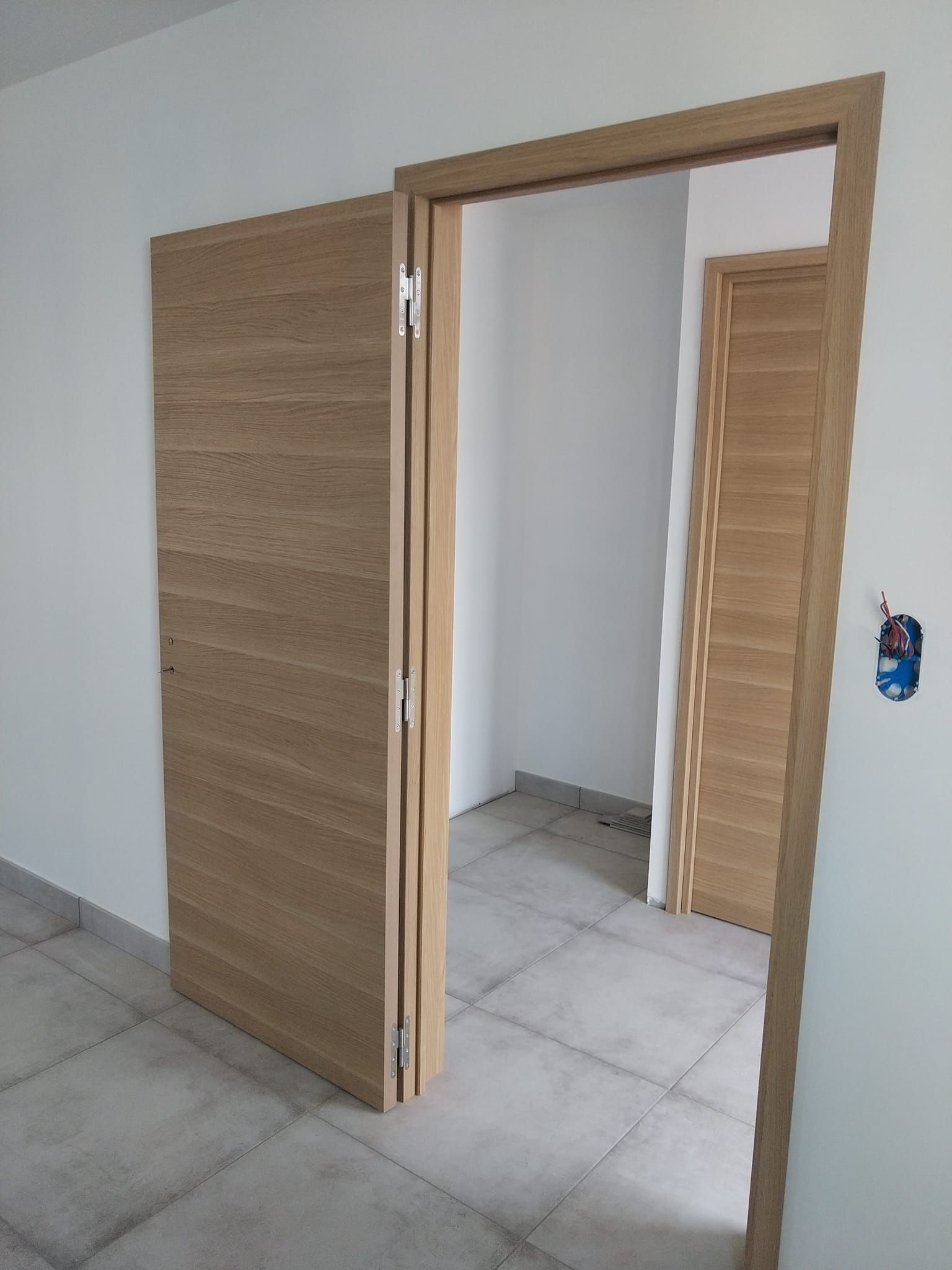 Porte en bois ouverte avec l'espace d'un interrupteur