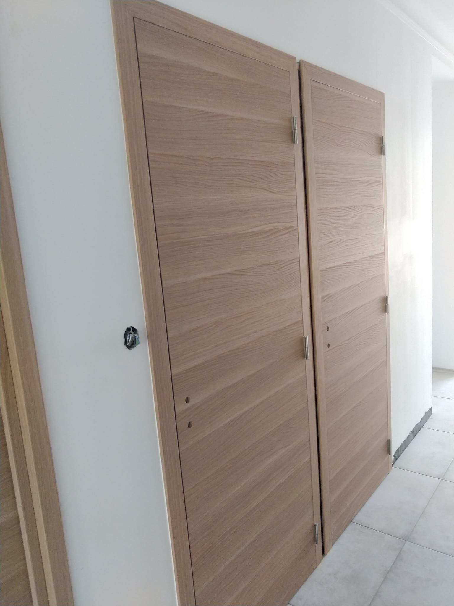 Double porte en bois fermée