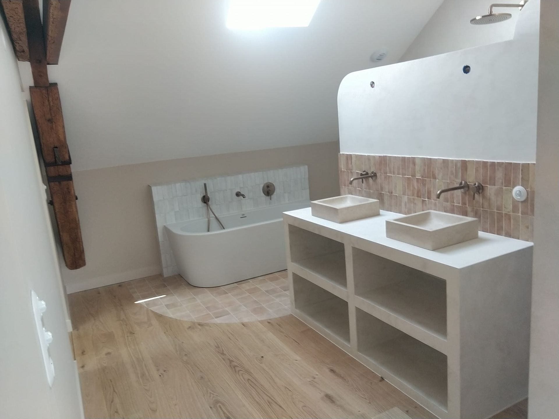 Salle de bains avec une baignoire et une double vasque
