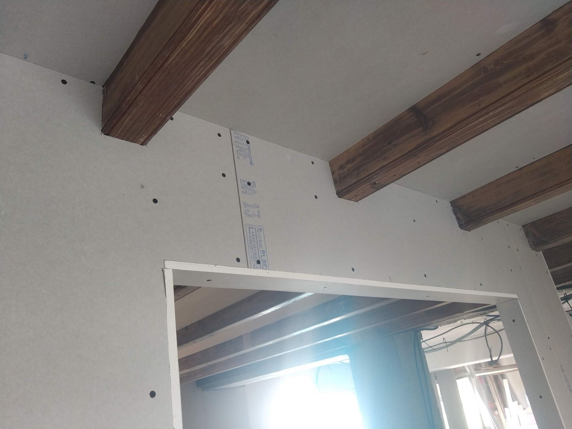 Charpente en bois apparente sur des cloisons