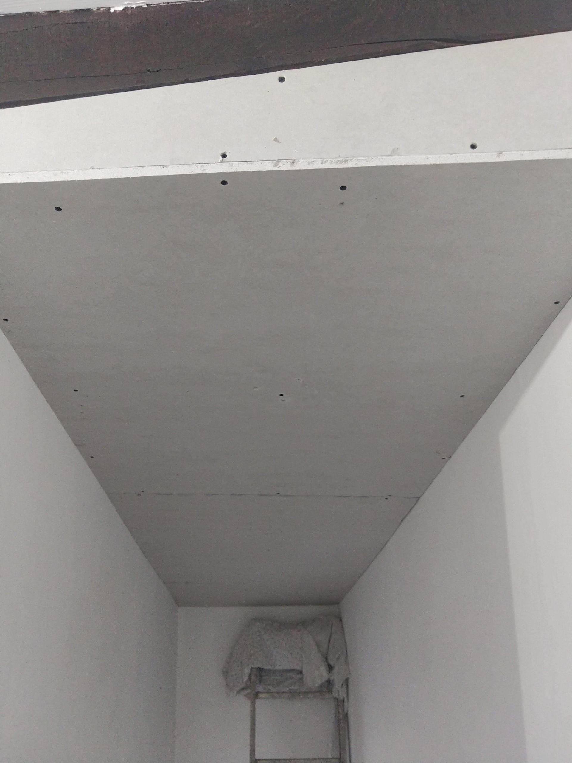 Vu de plaques de plâtre sur le plafond