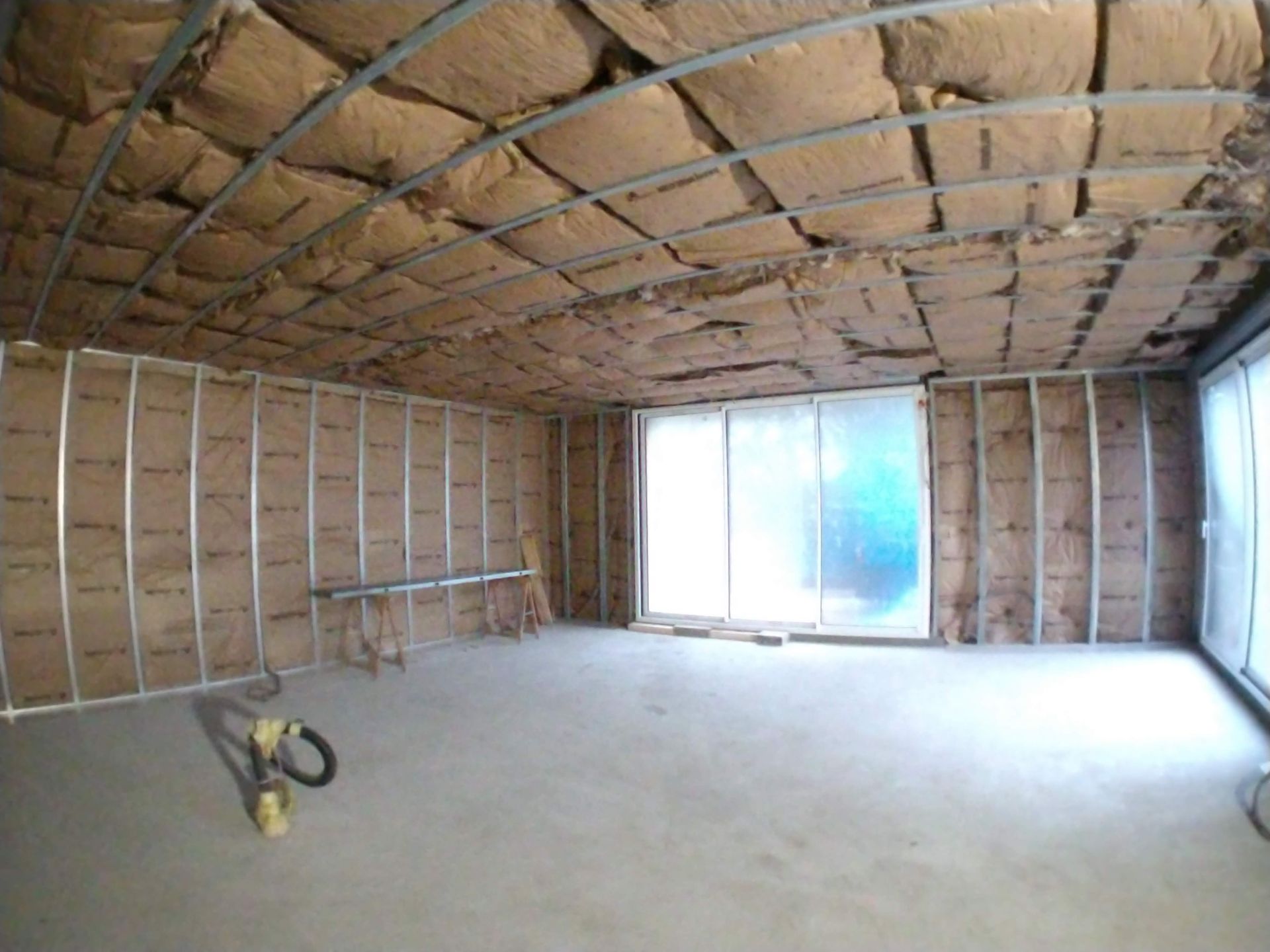 Outil d'isolation posé dans un espace vide en rénovation