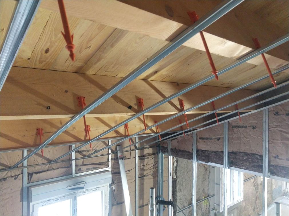 Plafond de bois avec des cadres en fer