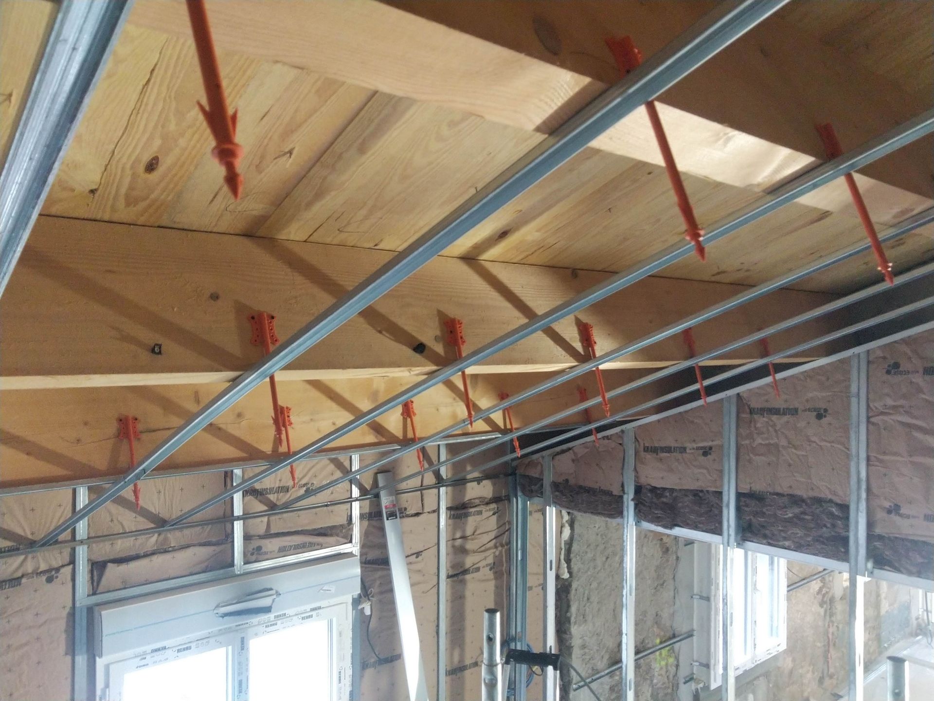 Charpente et plafond en bois avant les travaux d'isolation