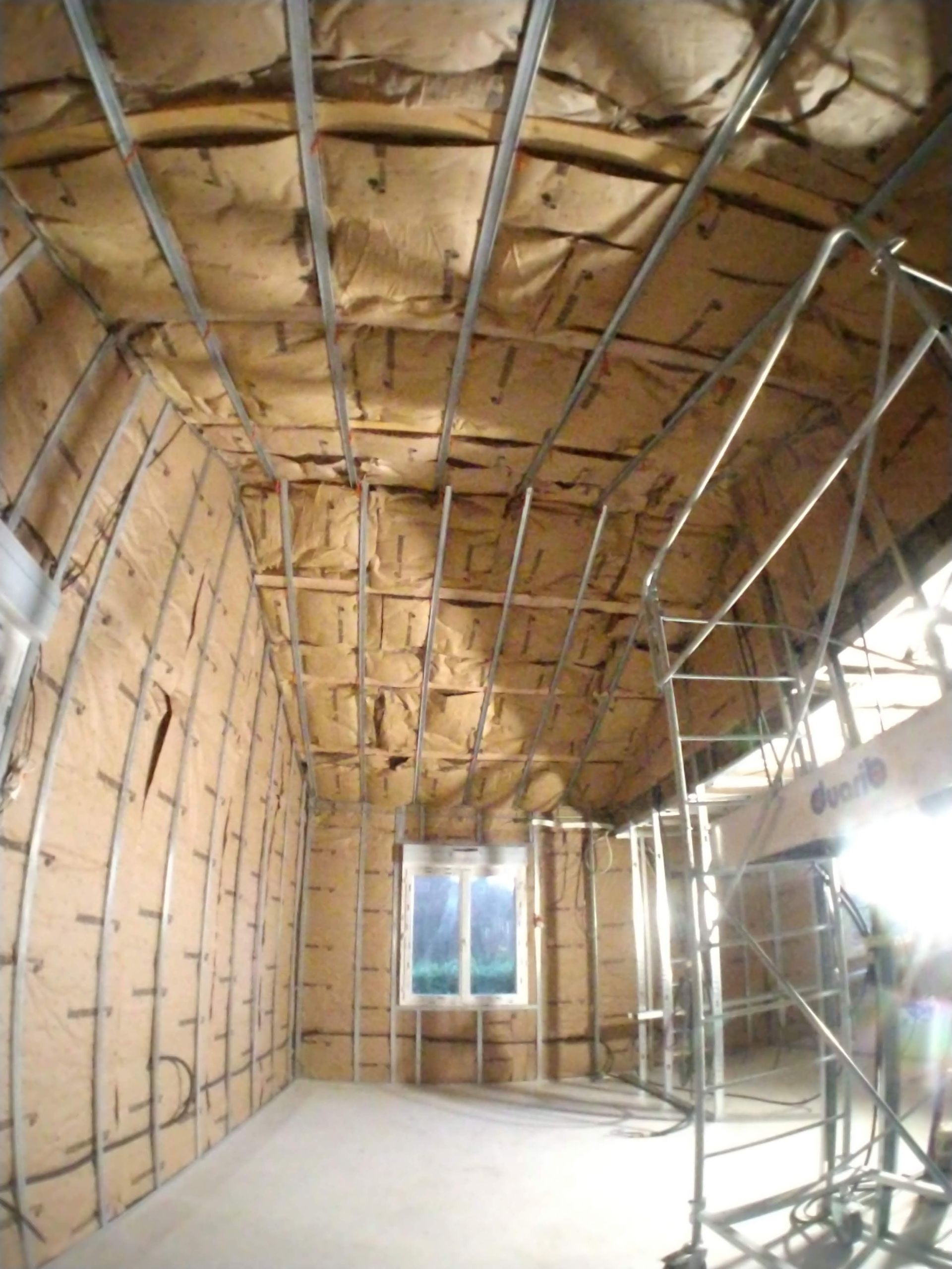 Vu du plafond d'un espace en plein travaux d'isolation