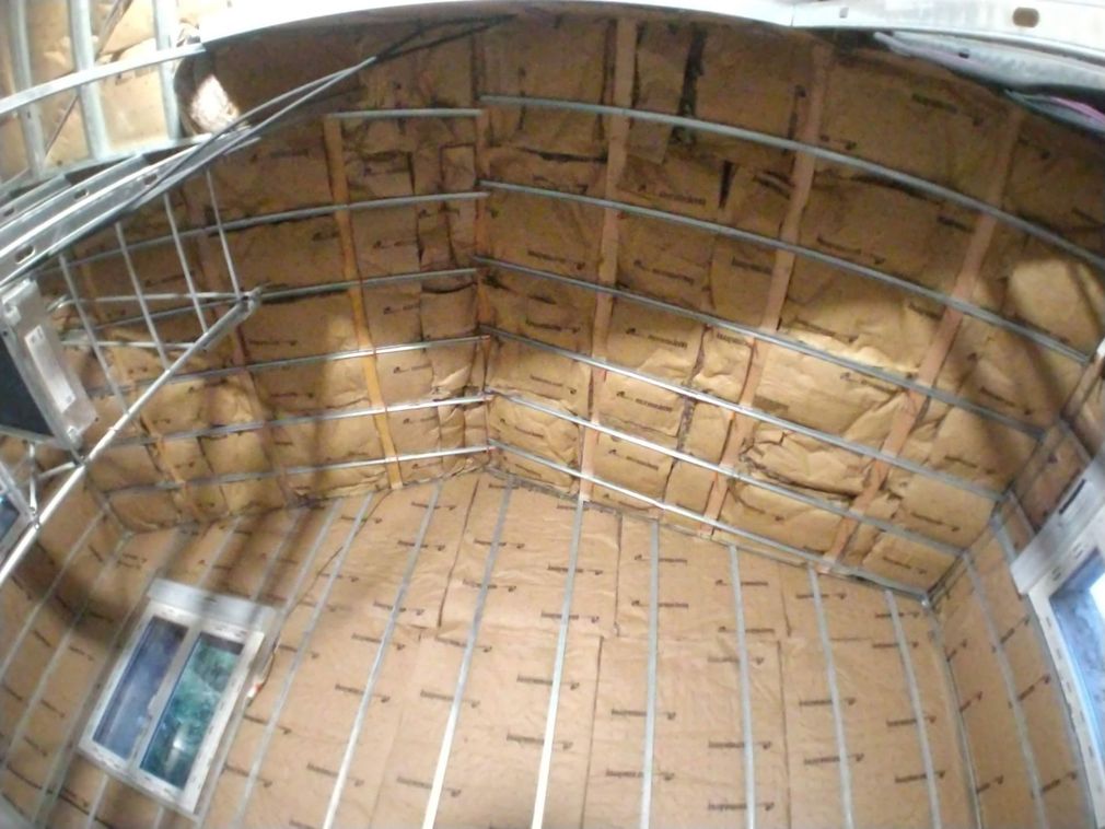 Vu d'un plafond sous les combles avec des plaques d'isolation