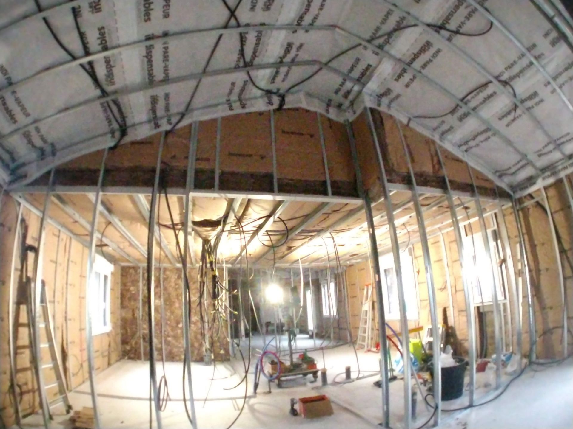 Pièce d'une main en rénovation avec de l'isolant partout