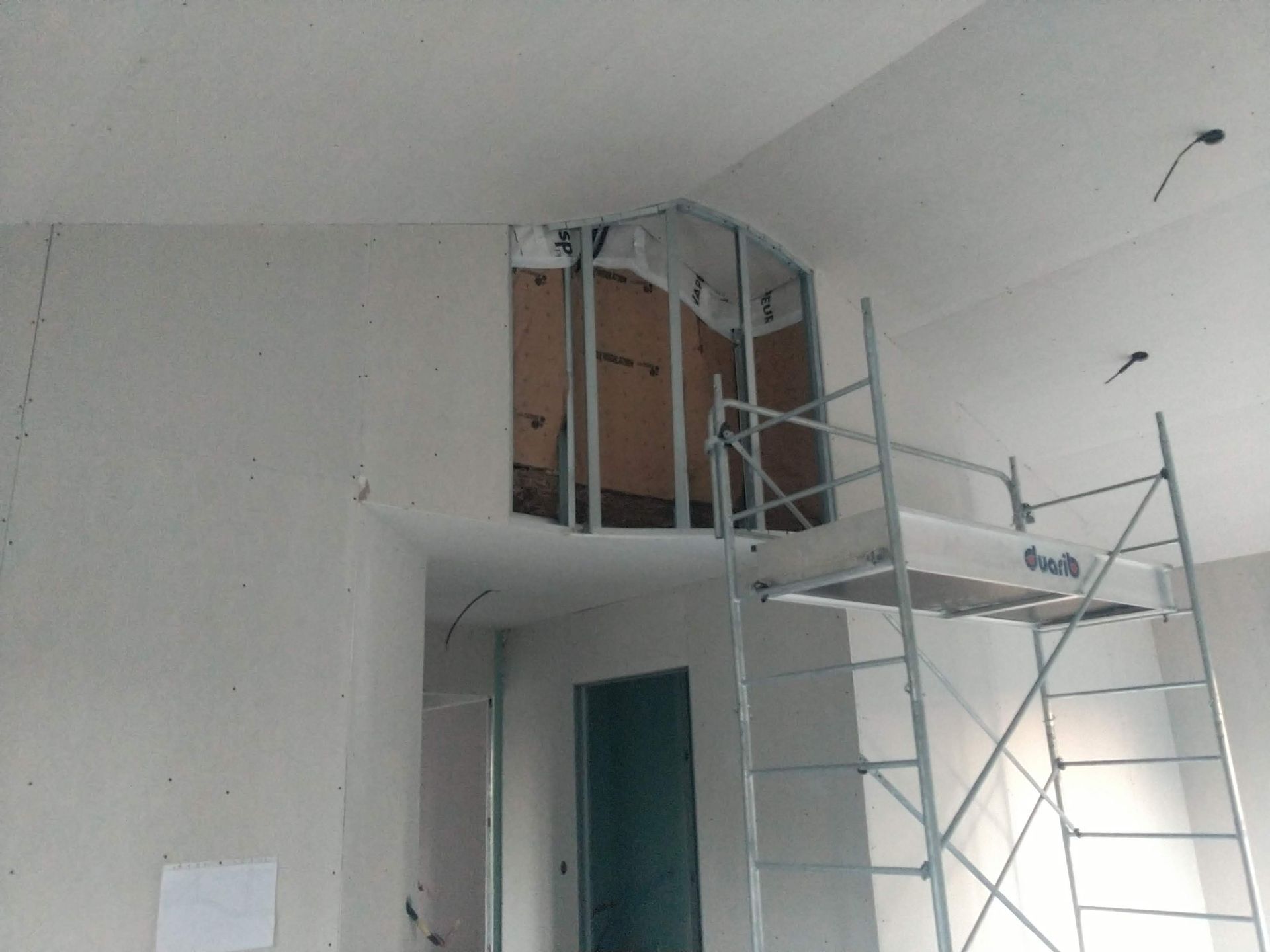 Échafaudage devant un espace en hauteur