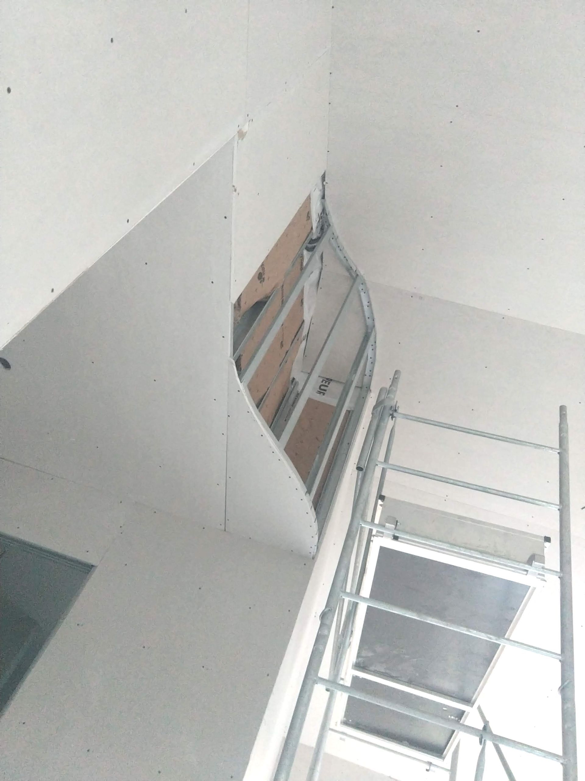 Garde-corps en plâtre en construction