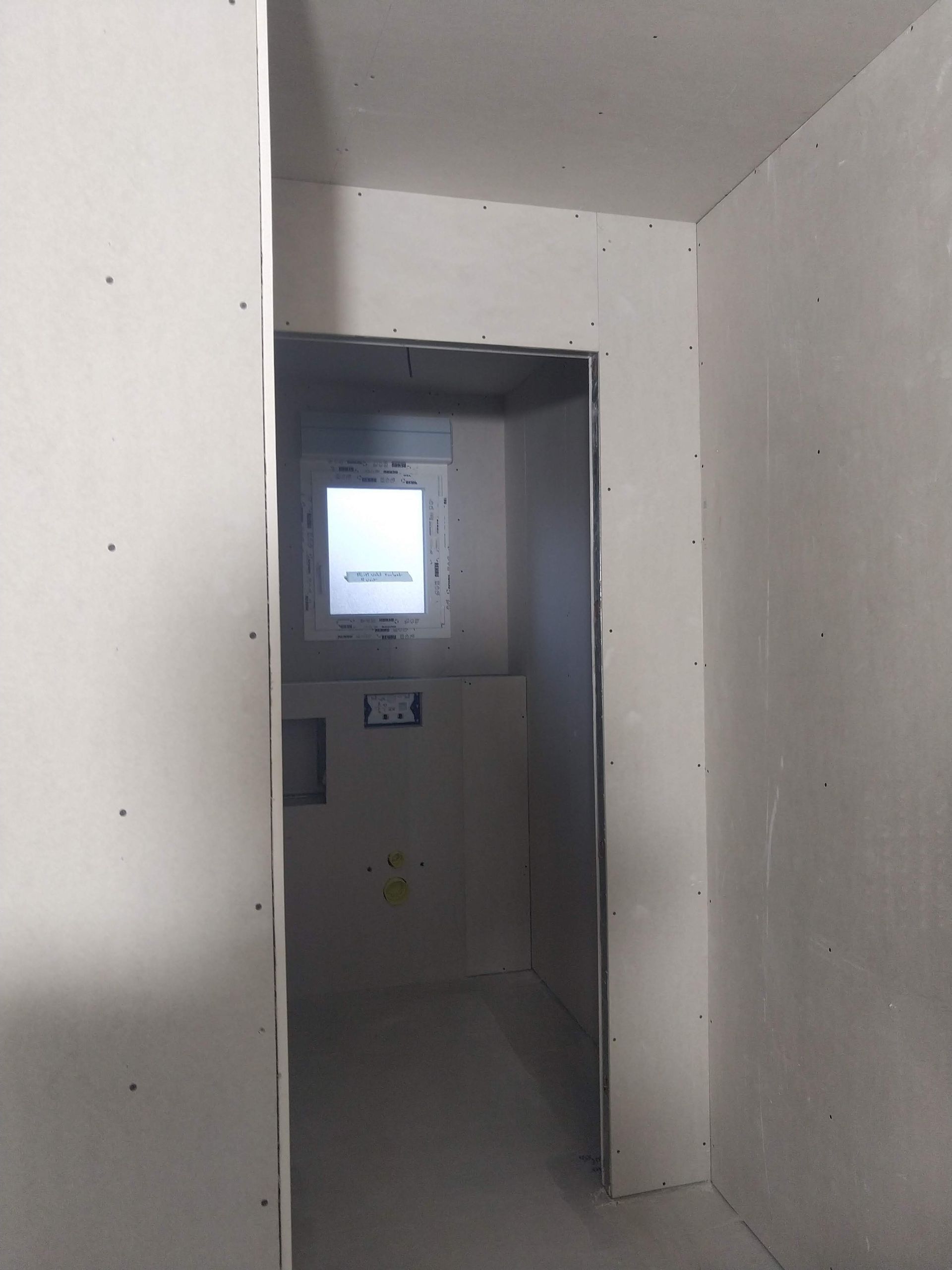 Petite fenêtre carrée dans l'encadrement d'une porte