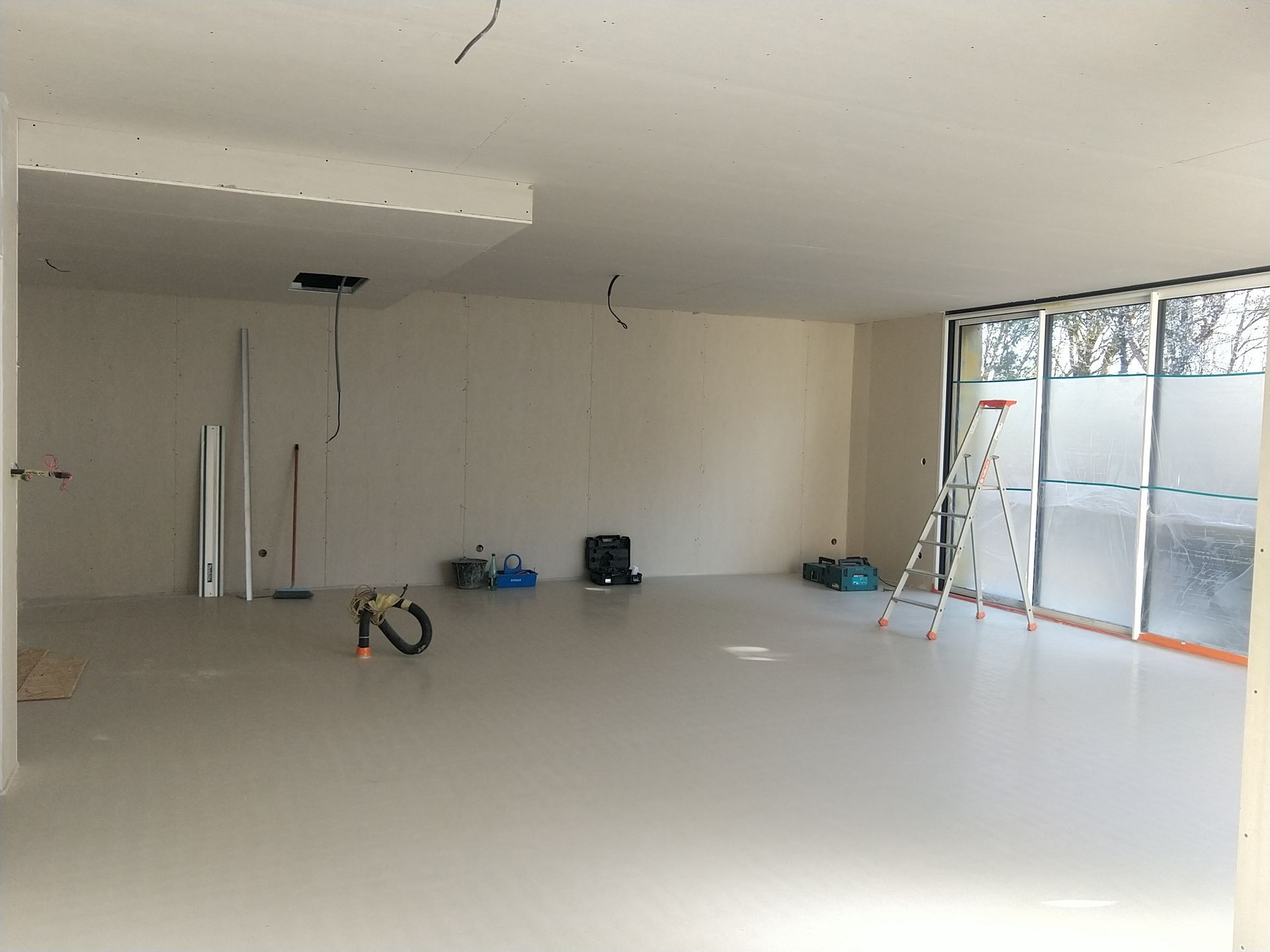 Plaques de plâtre posées dans une pièce vide