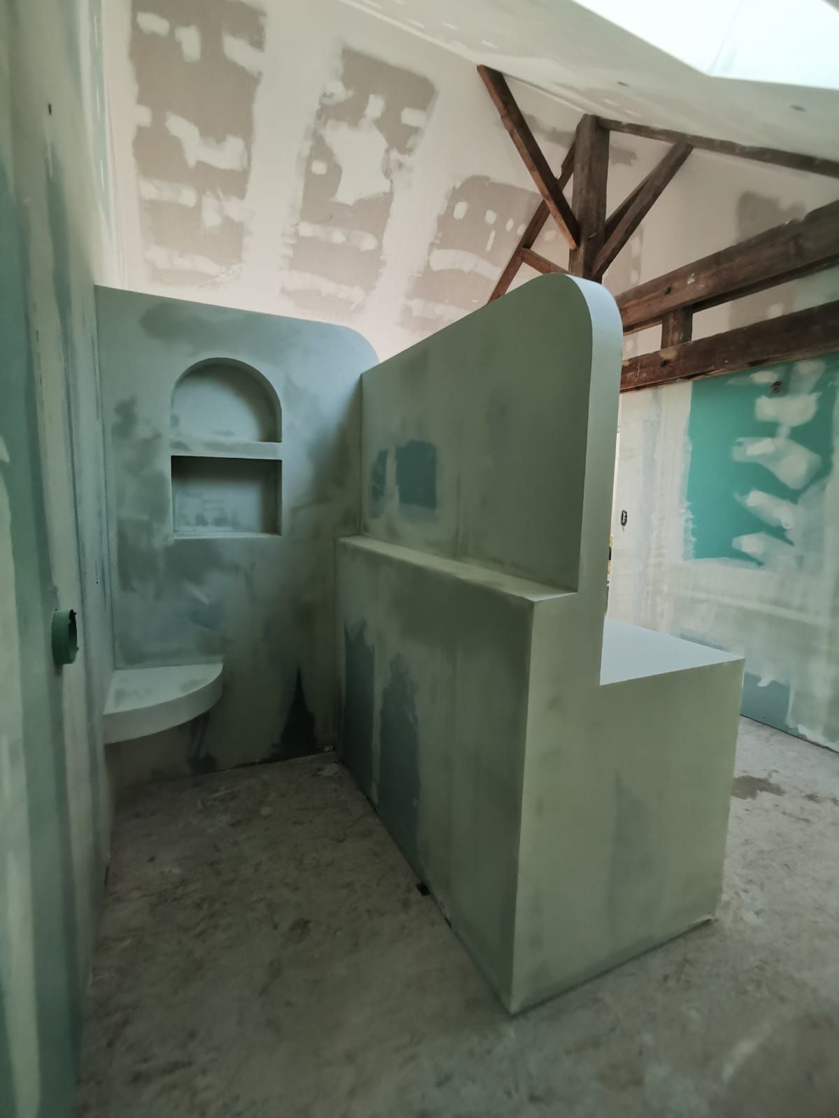 Espace douche dans une salle de bains en construction