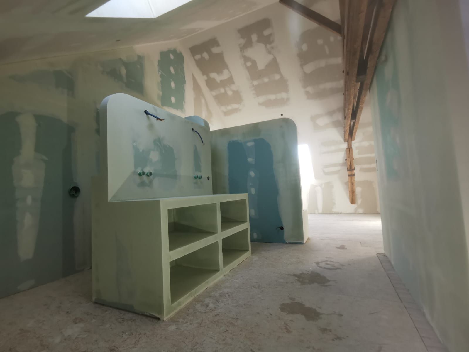 Espace de salle de bain avec deux vasques en construction
