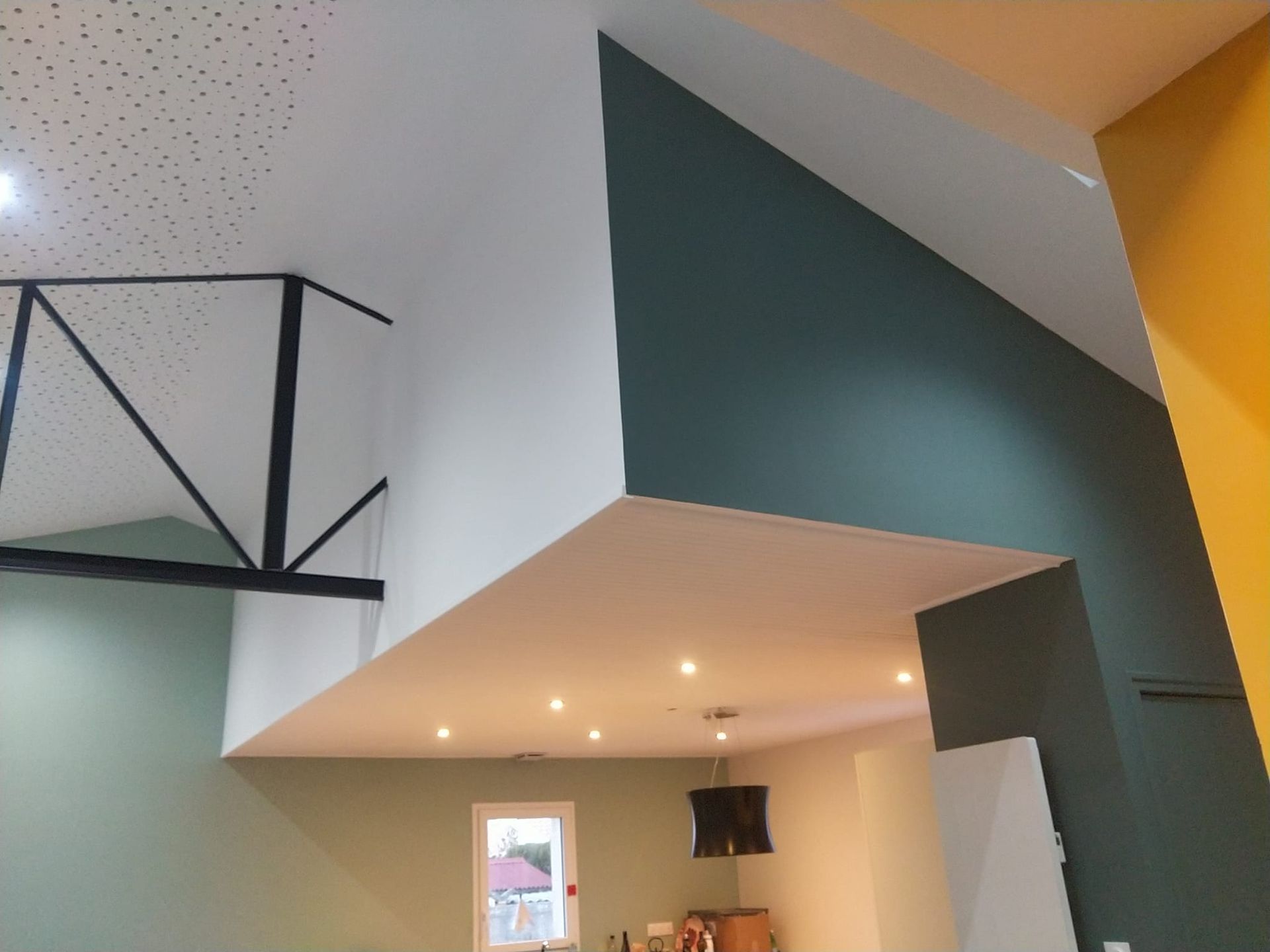 Plafond refait à neuf et repeint avec une charpente en fer