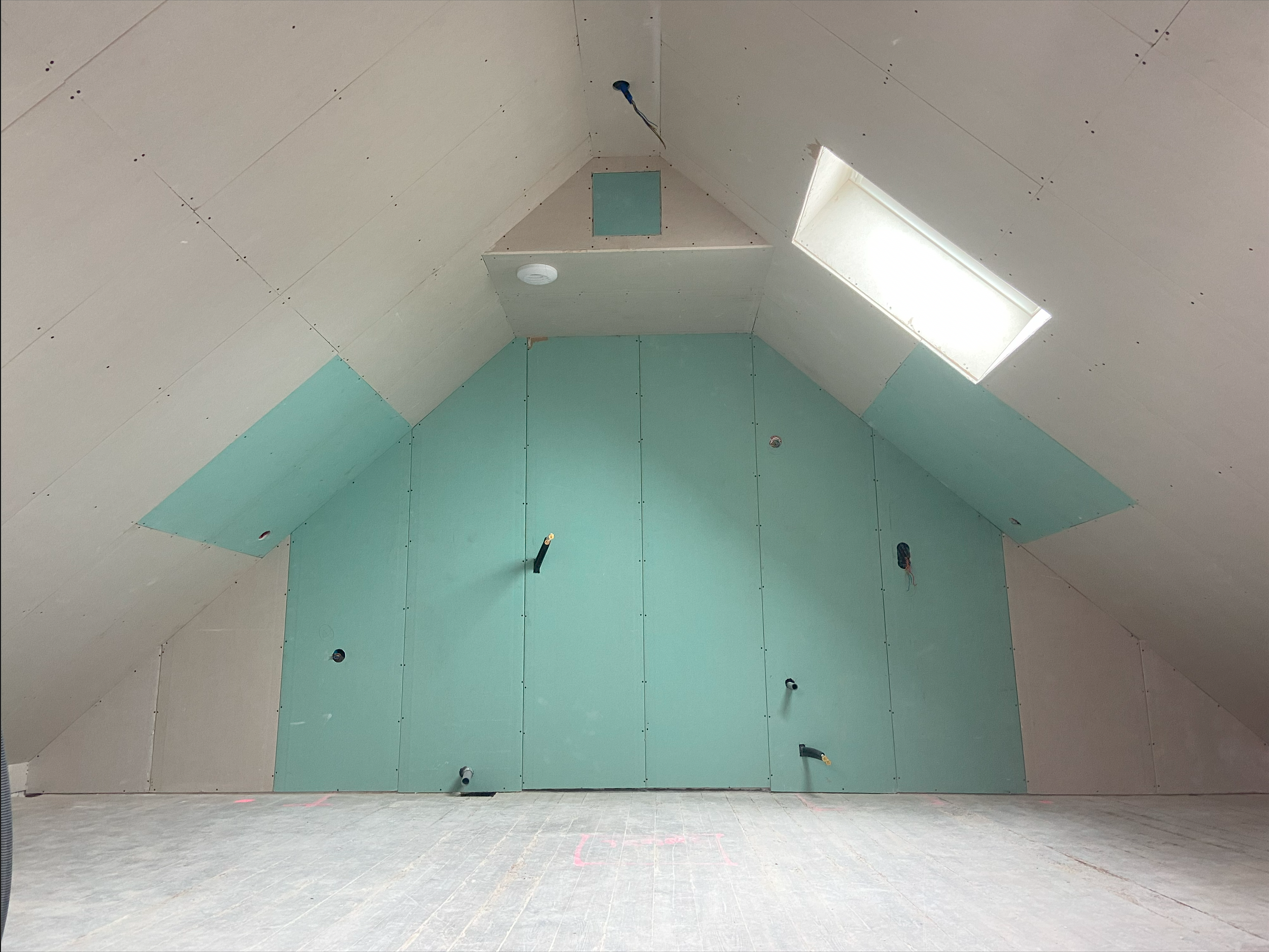 Plaques vertes posées sous les combles