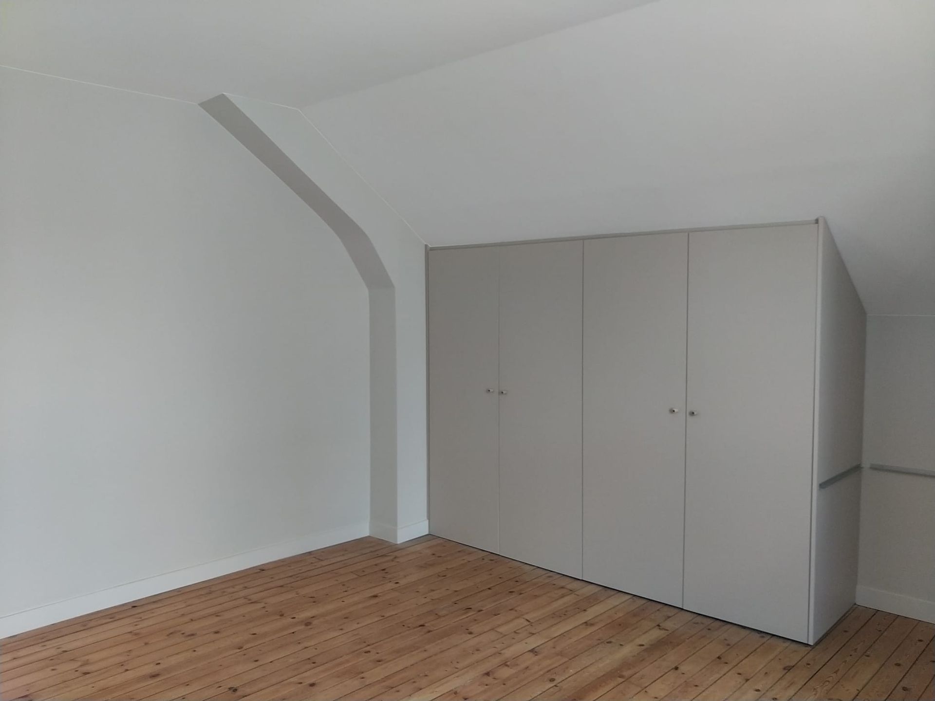 Dressing aménagé sous les combles
