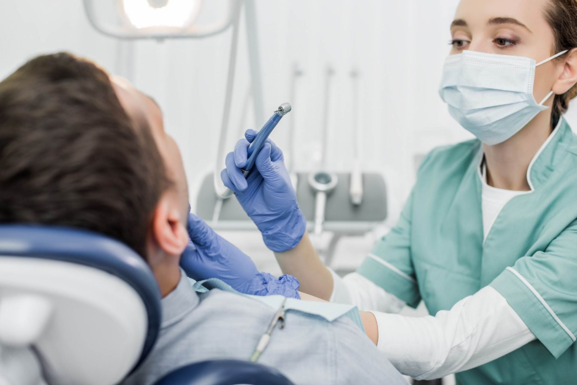 Un dentista está examinando los dientes de un paciente en un consultorio dental.