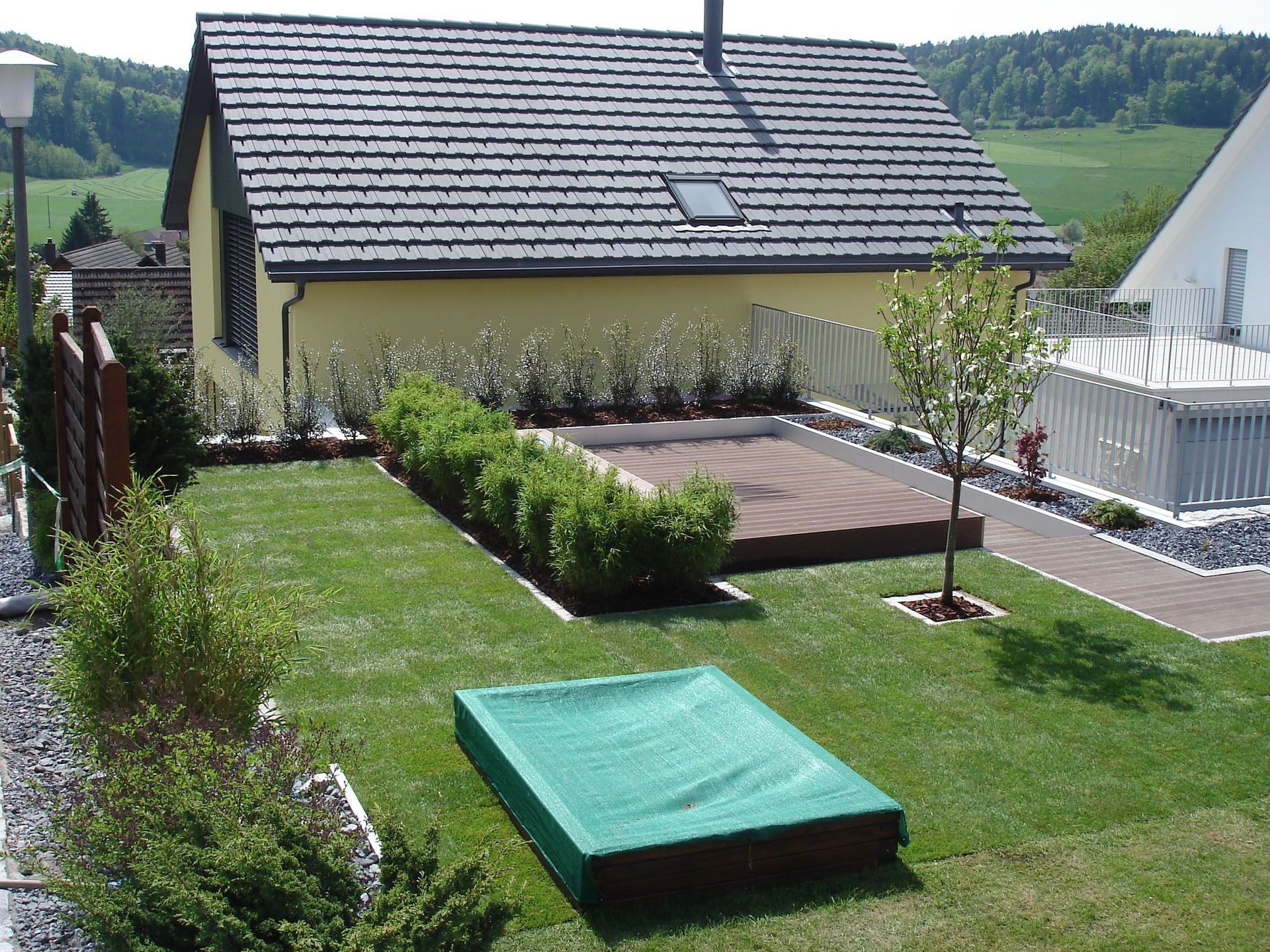 Ein Haus mit einem Dach, auf dem sich ein Oberlicht befindet