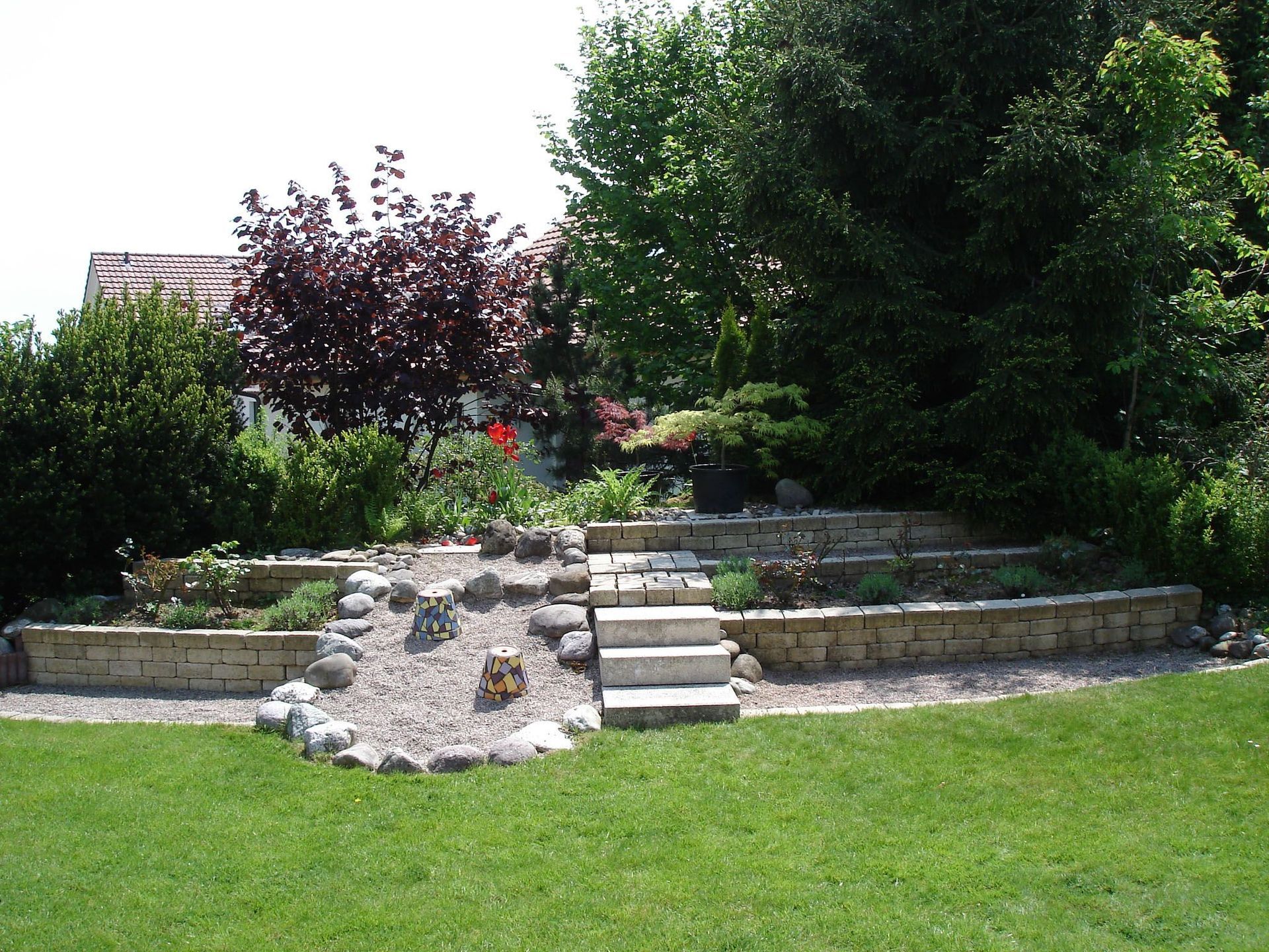 Ein üppiger grüner Rasen mit einer Steinmauer und Treppen