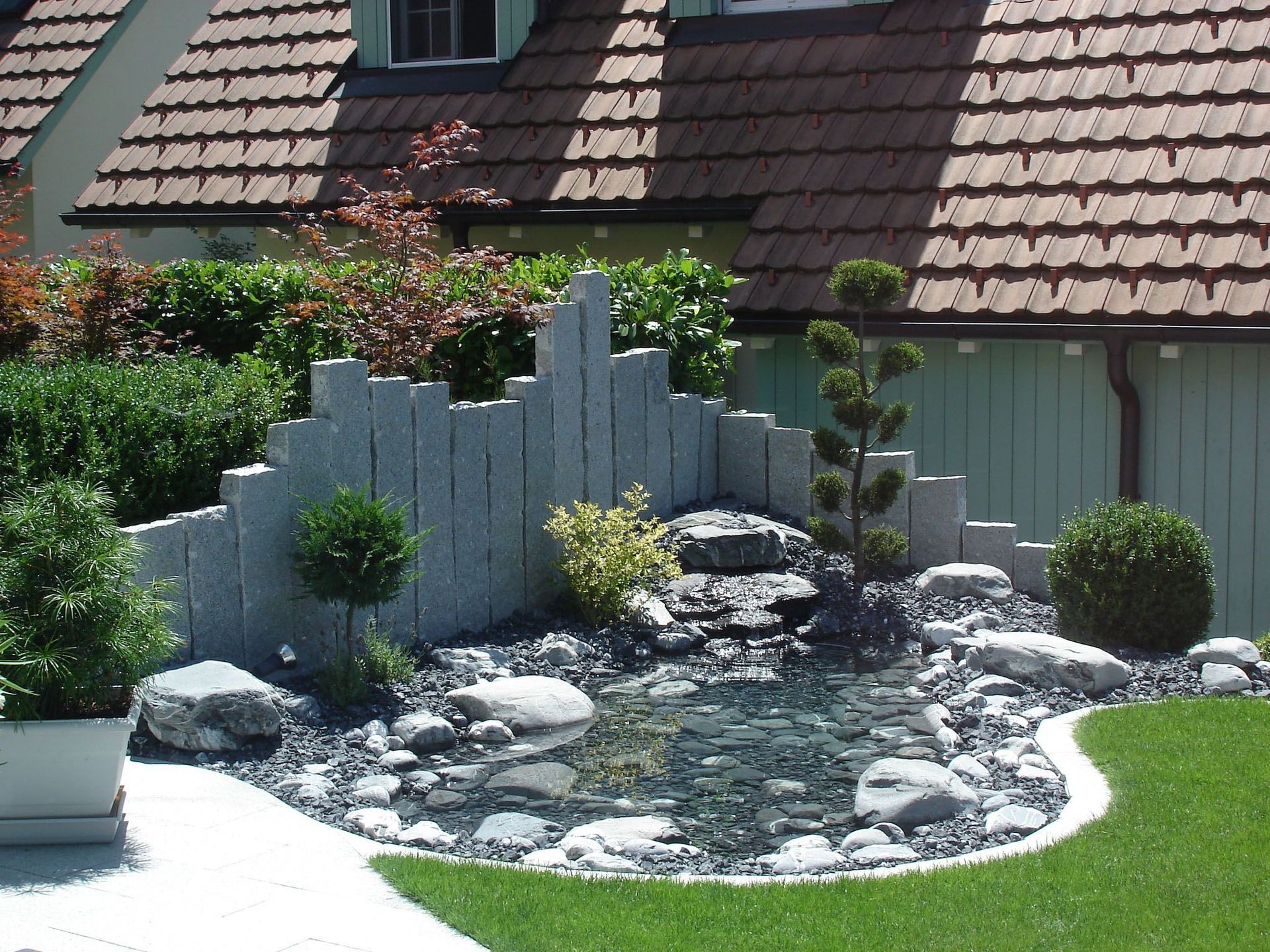 Ein Haus mit einem Dach, auf dem das Wort „Roof“ steht