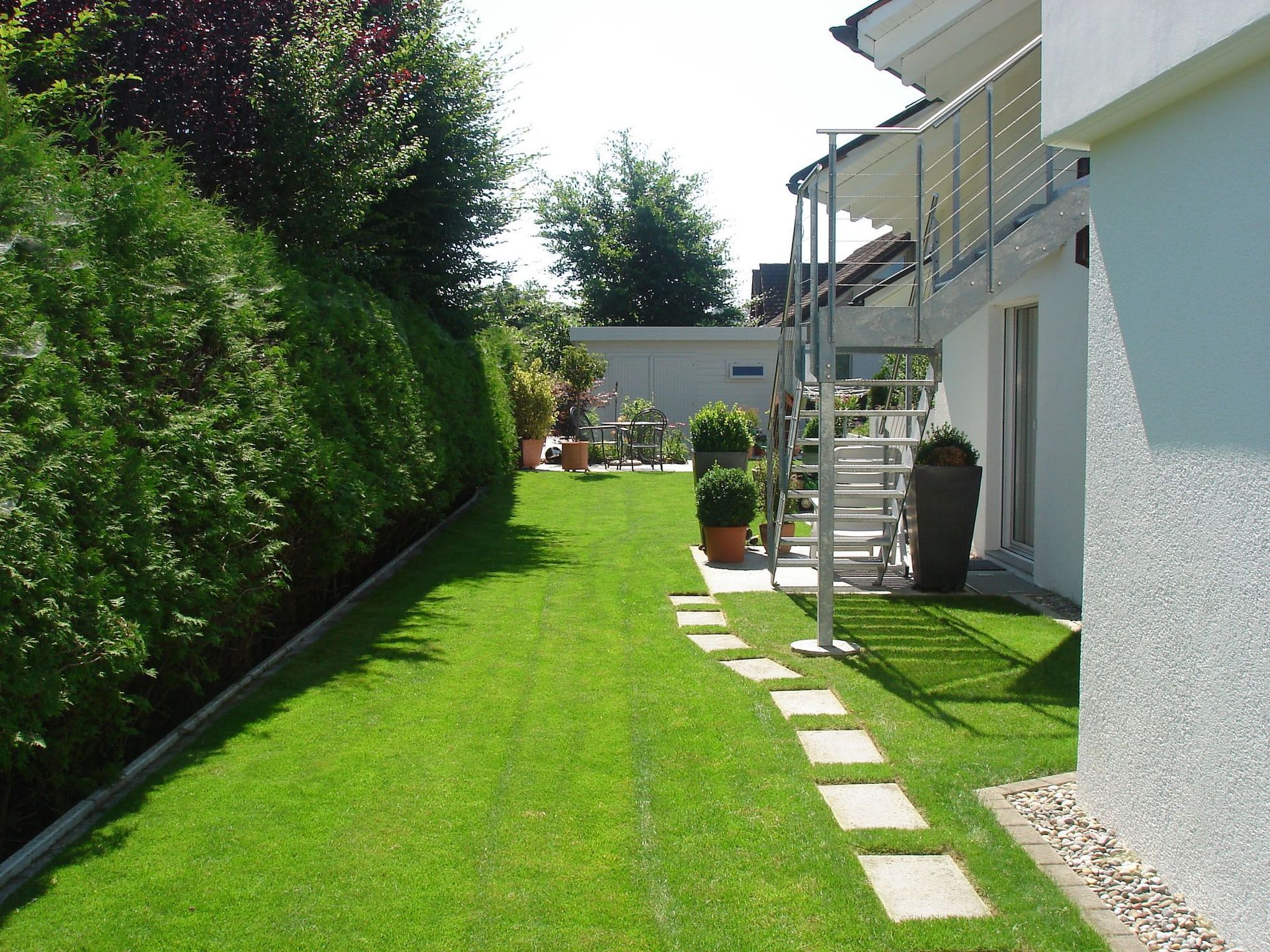 Ein Haus mit einer Treppe, die in den zweiten Stock führt