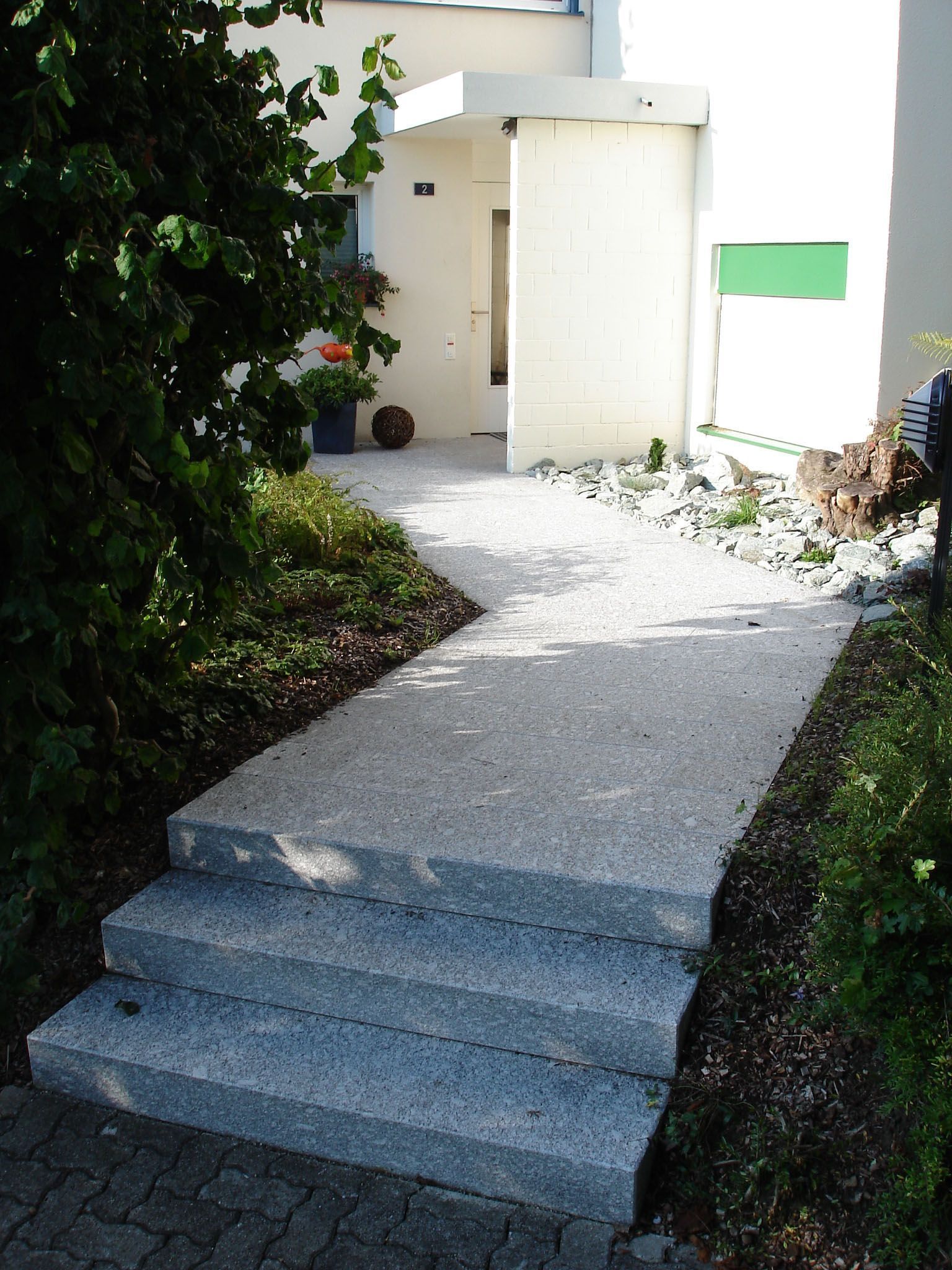 Eine Treppe, die zur Eingangstür eines Hauses führt