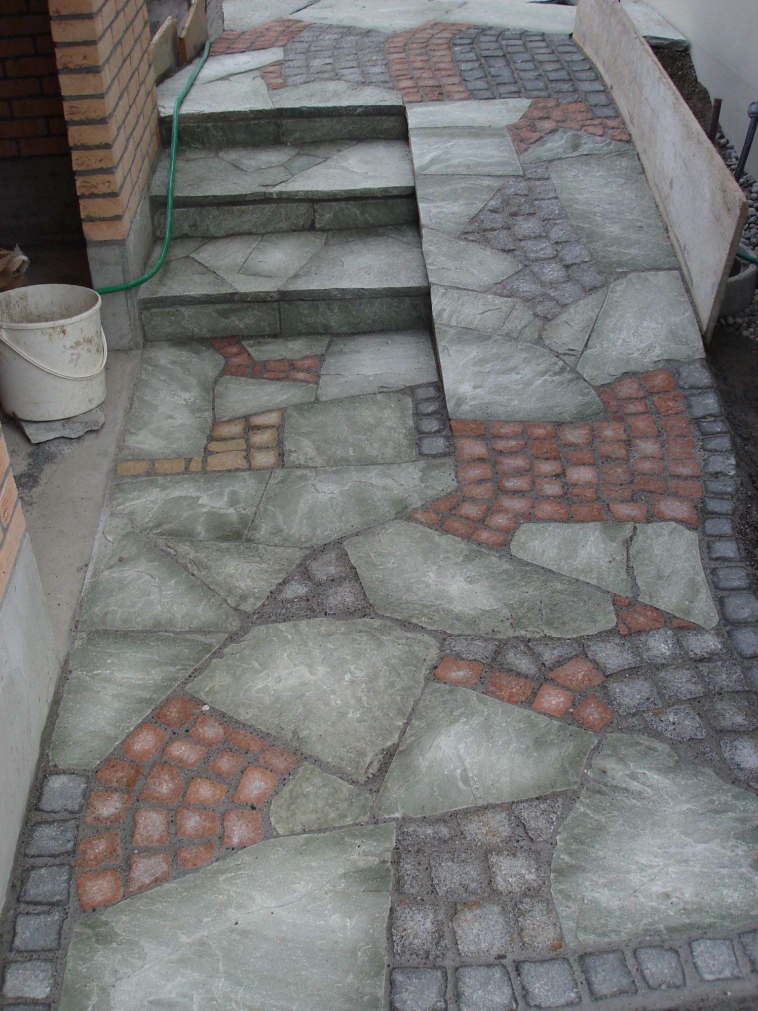 Ein Steinweg mit einem daran befestigten Schlauch