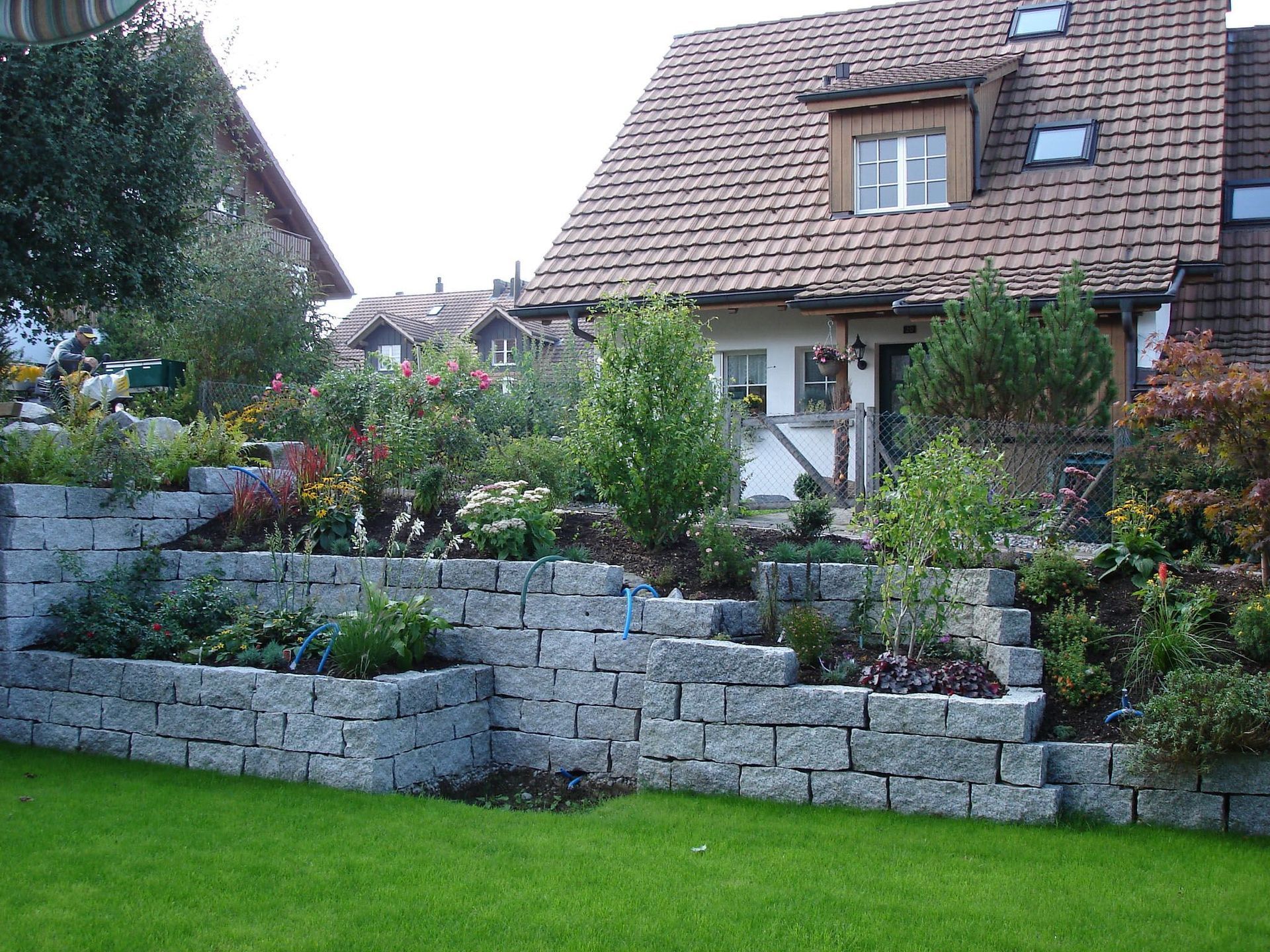 Ein Haus mit einer Backsteinmauer davor