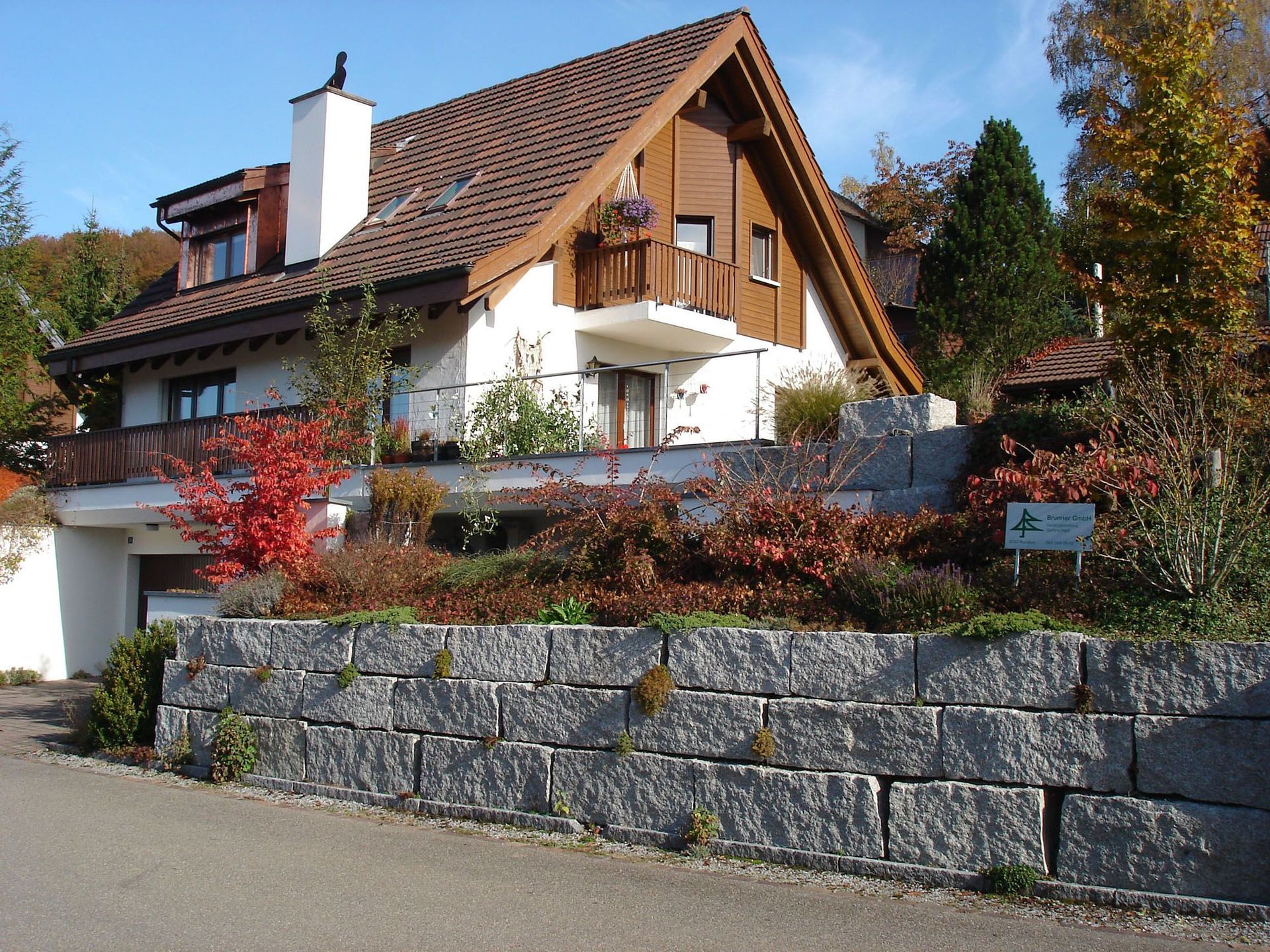 Ein Haus mit einem Schild mit der Aufschrift „JC“ darauf