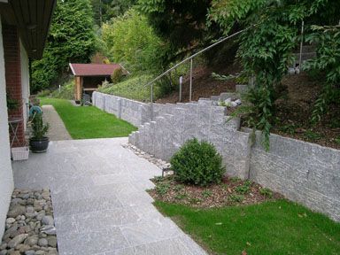 Ein Steinweg mit Treppen, die zu einem Haus führen