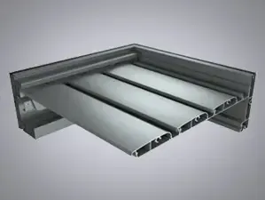 Eine Nahaufnahme eines Metalldachs vor grauem Hintergrund.