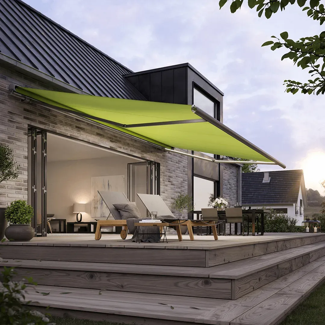 Ein Haus mit einer grünen Markise auf der Veranda.