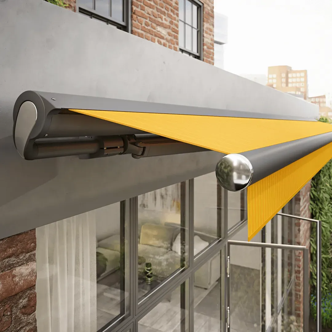 An der Seite eines Gebäudes hängt eine gelbe Markise.