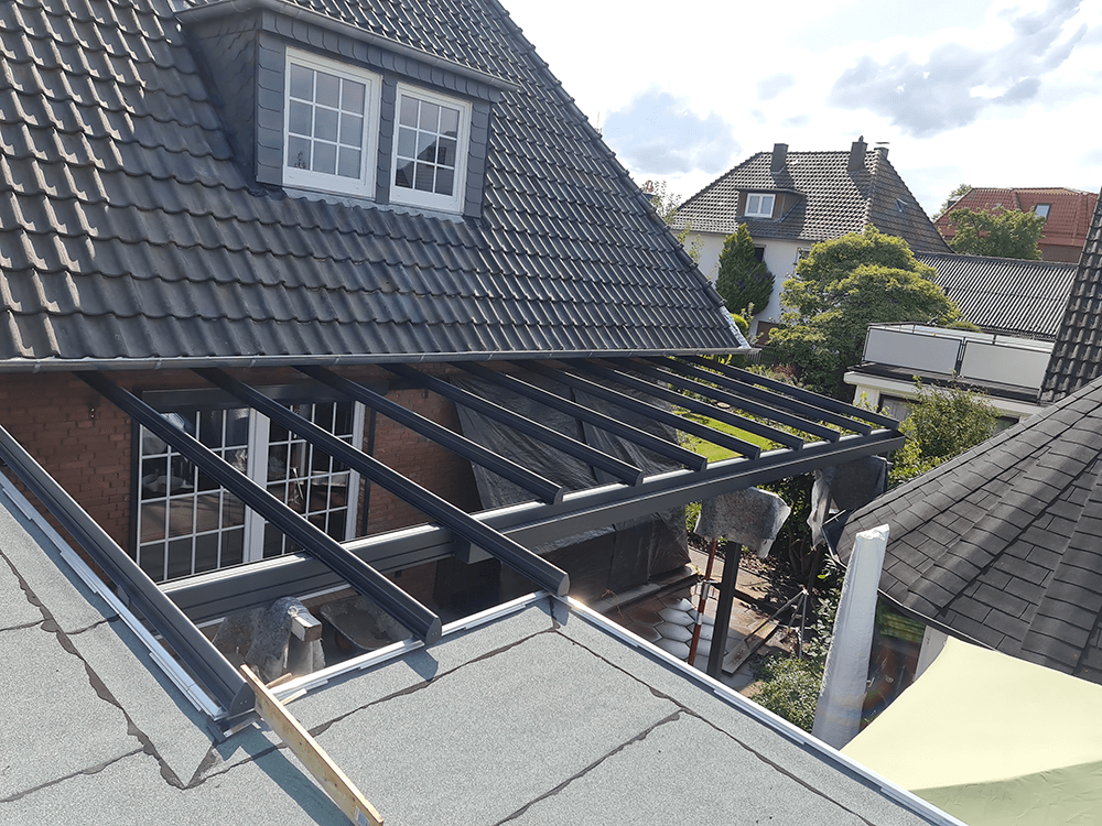 Das Dach eines Hauses mit einer Pergola darauf