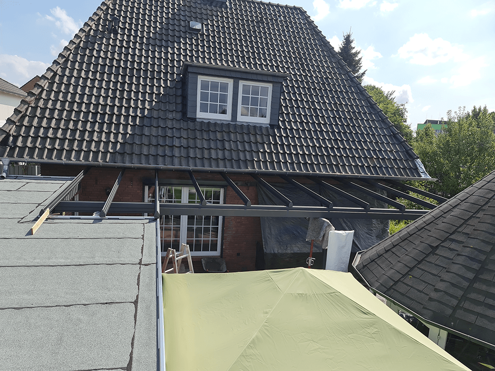 Ein Haus mit einem Dach, auf dem sich zwei Fenster befinden