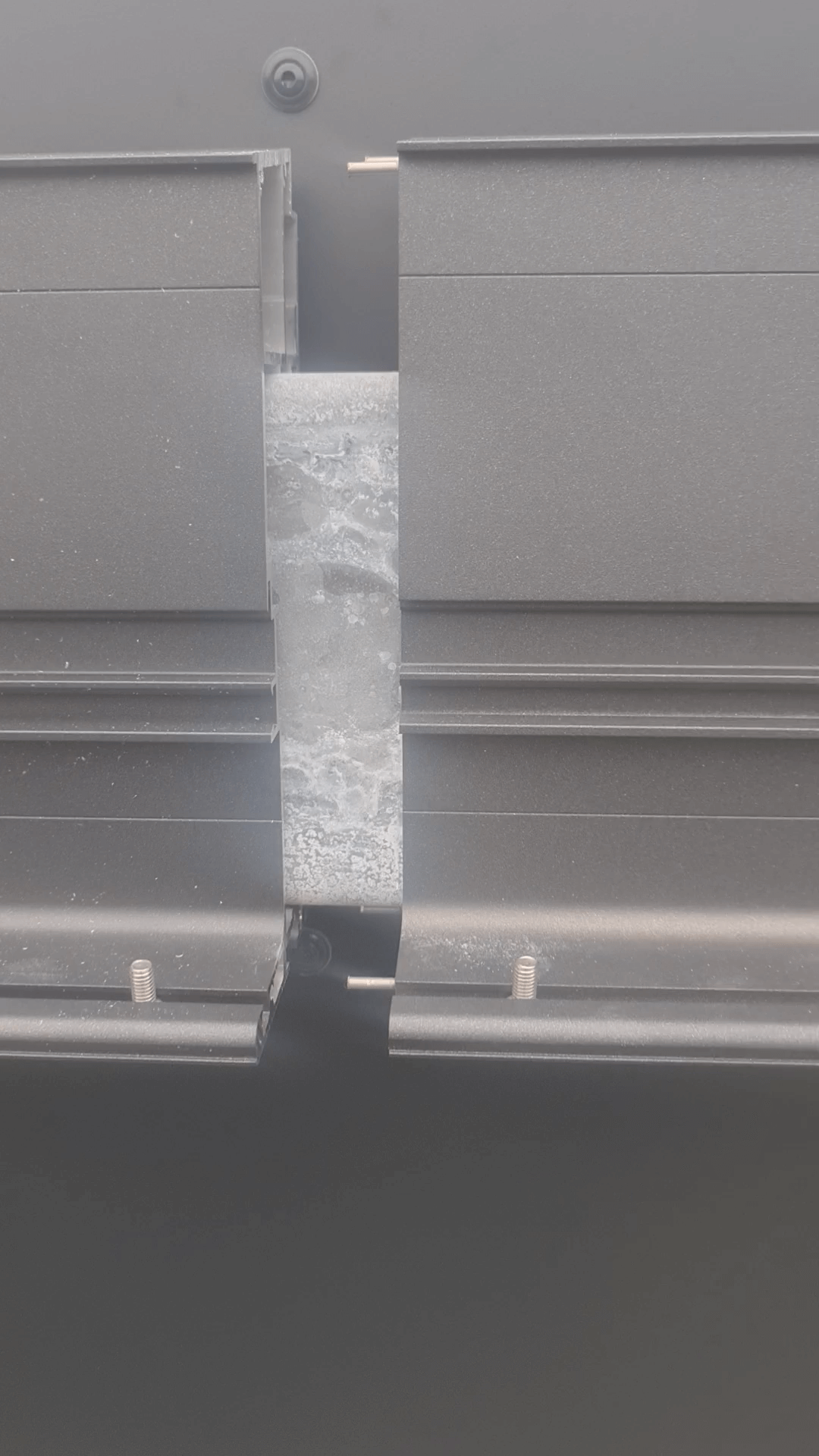 Eine Nahaufnahme eines Metallstücks an einer Wand.