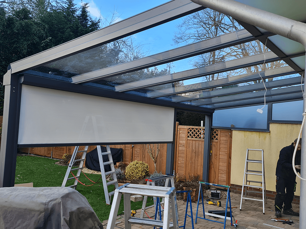 Ein Mann steht unter einem Vordach in einem Hinterhof.