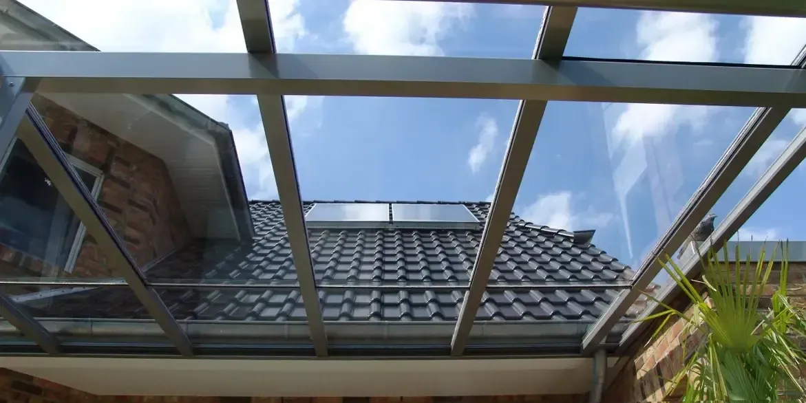 Blick nach oben auf ein Dach mit einem klaren Glasdach