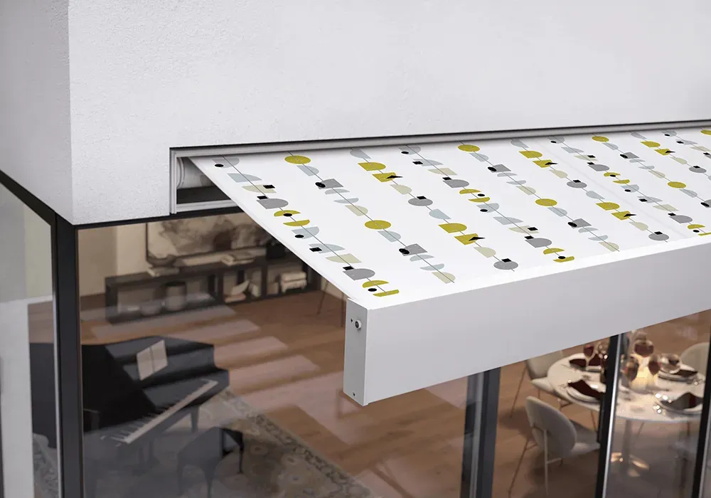 Eine Luftaufnahme eines Wohnzimmers mit einem Baldachin darüber.