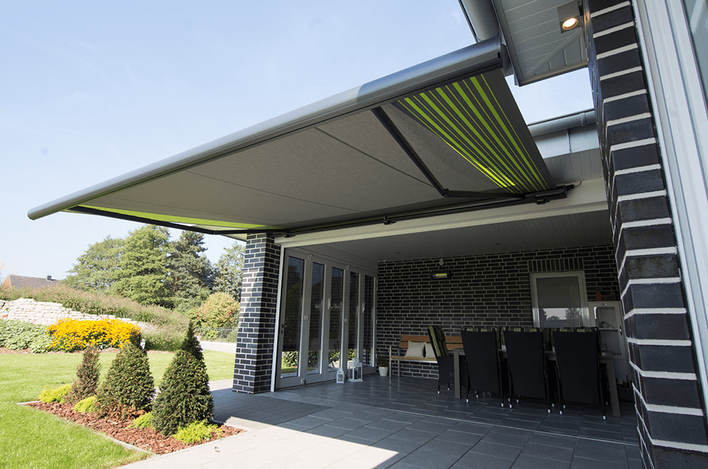 Ein Haus mit einer großen Markise an der Seite