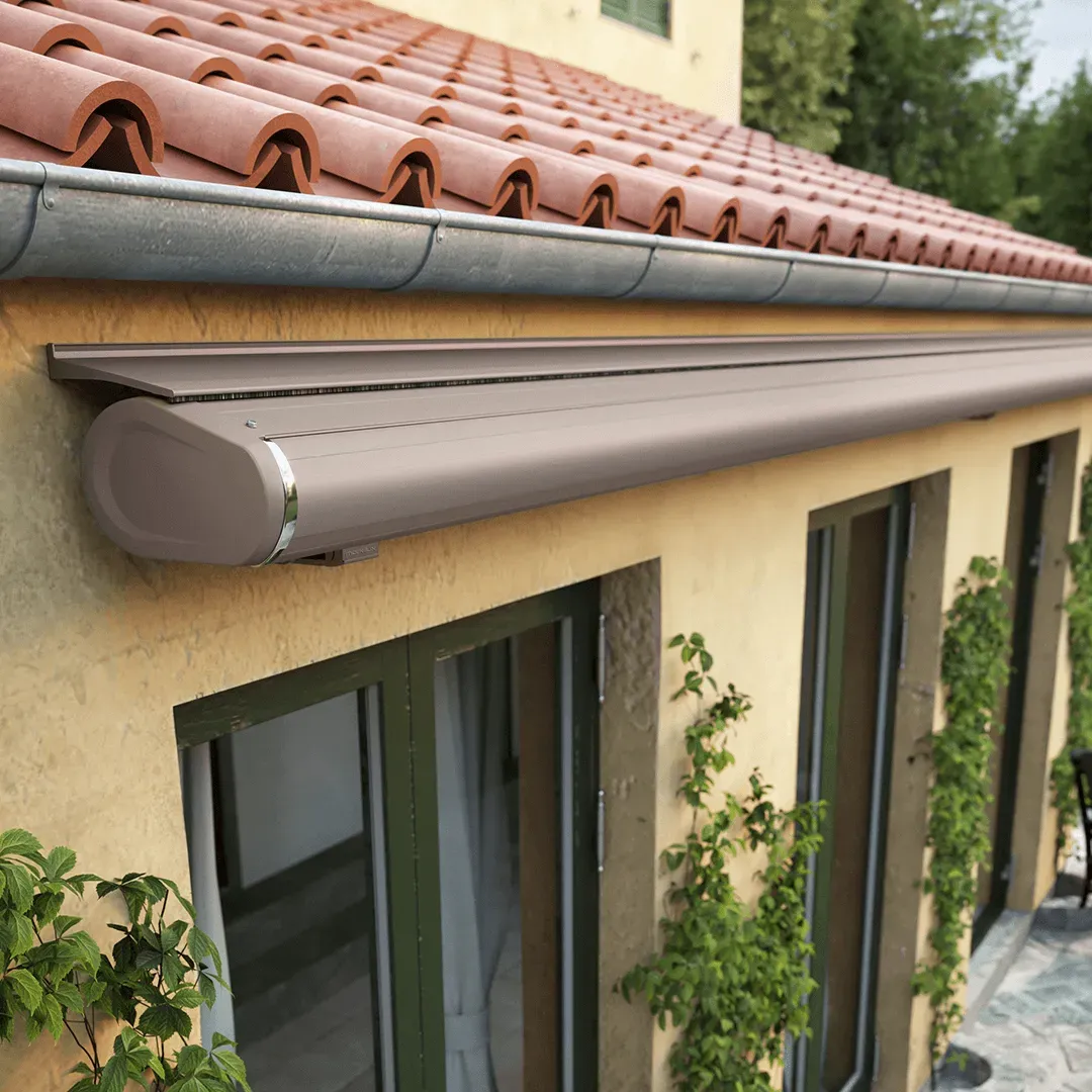 Ein Haus mit einer braunen Markise an der Seite