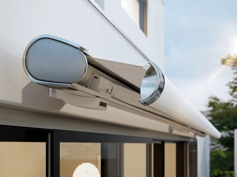 An der Seite eines Gebäudes befindet sich eine weiße Markise.